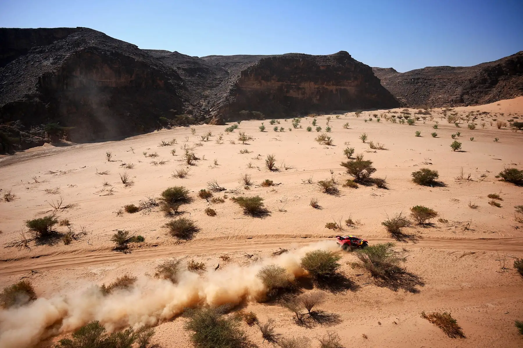 El piloto francés Sebastien Loeb y el copiloto Fabian Lurquin de Bélgica compiten durante la Etapa 10 del Rally Dakar 2022 entre Wadi Ad Dawasir y Bisha en Arabia Saudita.
Foto: AFP