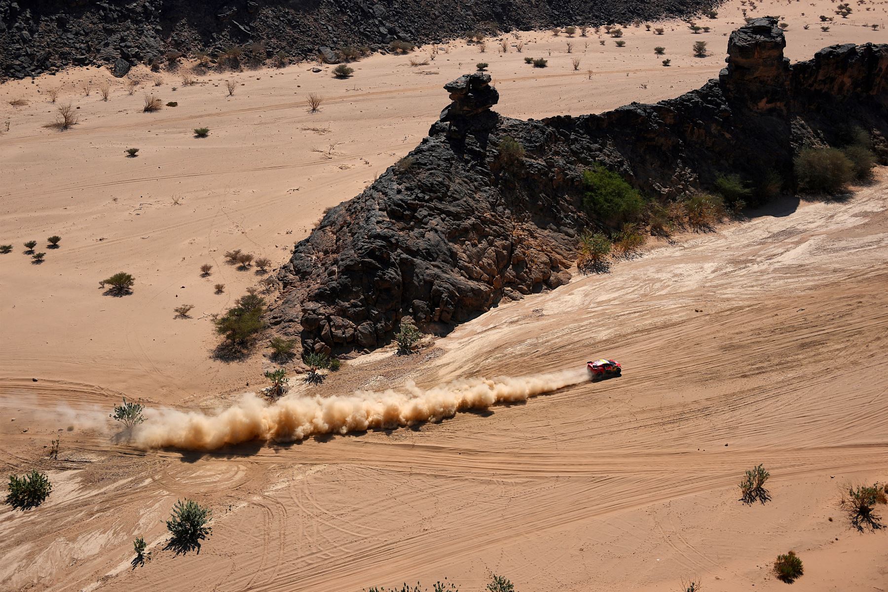 El piloto francés Sebastien Loeb y el copiloto Fabian Lurquin de Bélgica compiten durante la Etapa 10 del Rally Dakar 2022 entre Wadi Ad Dawasir y Bisha en Arabia Saudita.
Foto: AFP