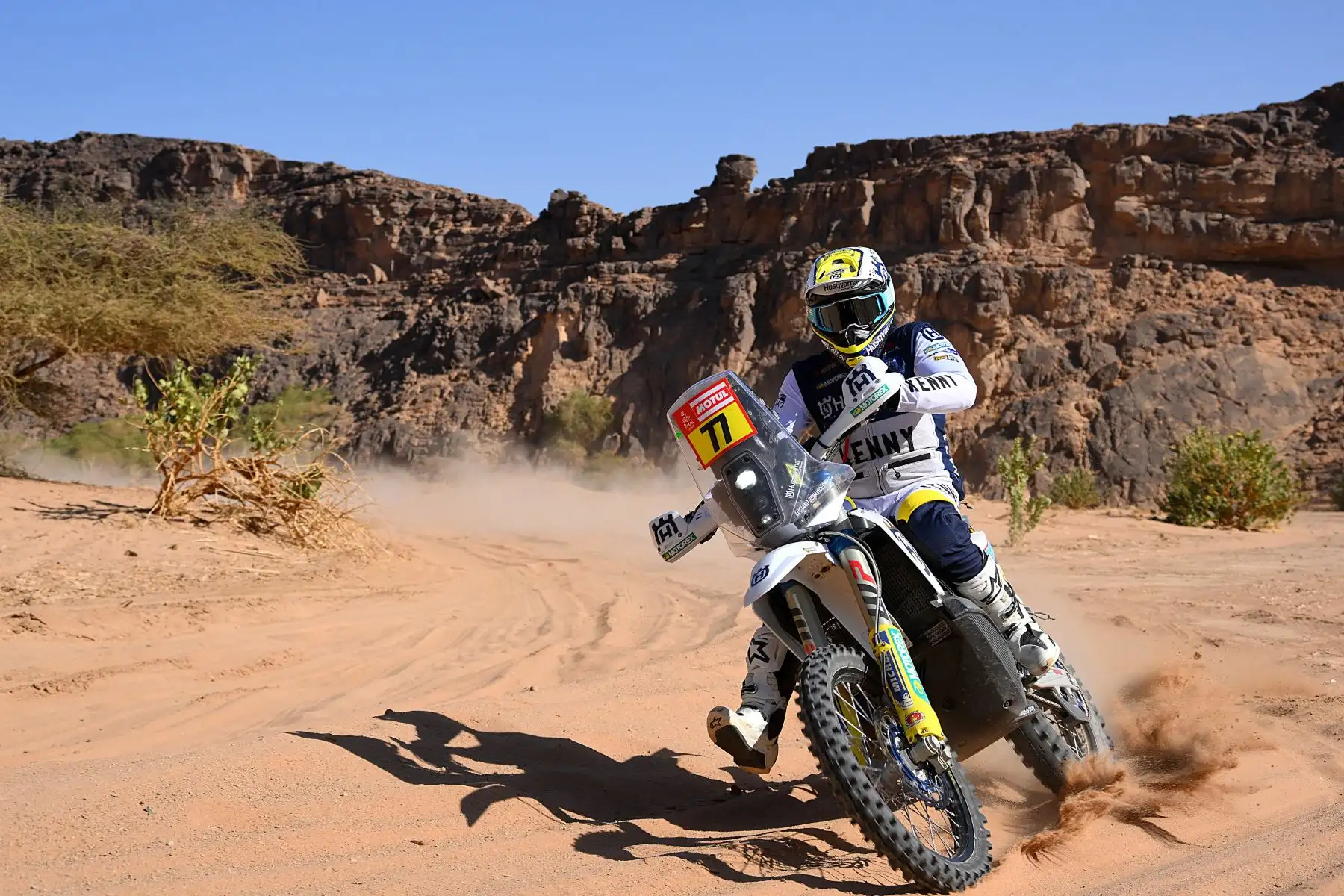 El motociclista argentino Luciano Benavides conduce su Husqvarna durante la Etapa 10 del Rally Dakar 2022 entre Wadi Ad Dawasir y Bisha en Arabia Saudita.
Foto: AFP