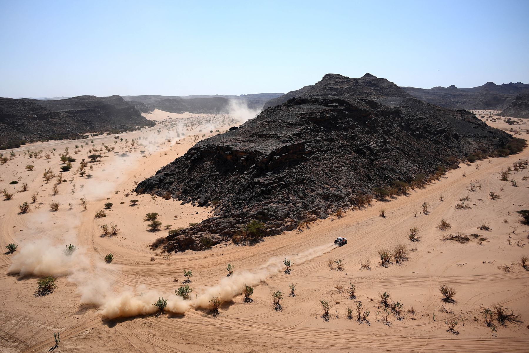 El piloto de Toyota Nasser Al-Attiyah de Qatar y su copiloto Mathieu Baumel de Francia compiten durante la Etapa 10 del Rally Dakar 2022 entre Wadi Ad Dawasir y Bisha en Arabia Saudita.
Foto: AFP