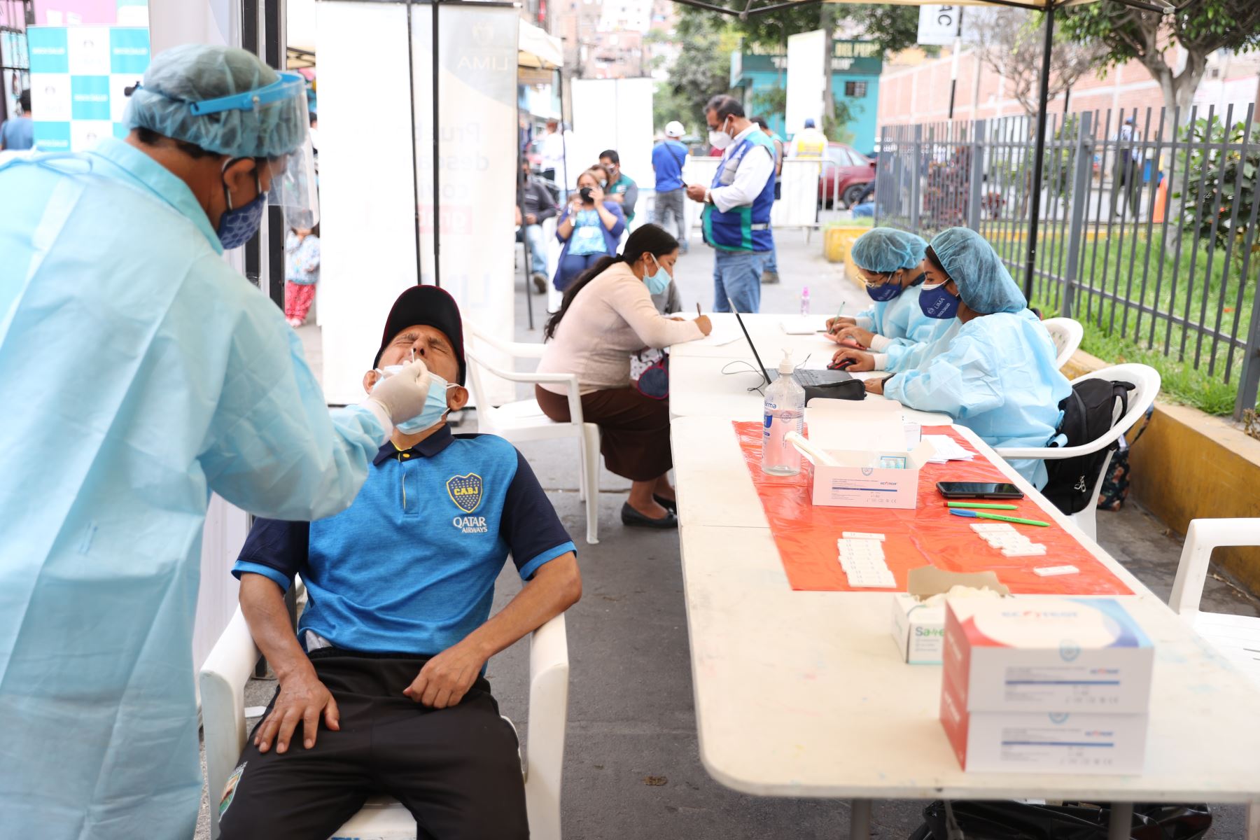 Vacunación y descartes de covid-19 en San Luis por parte de la Municipalidad de Lima.
Foto: ANDINA/Jhonel Rodríguez
