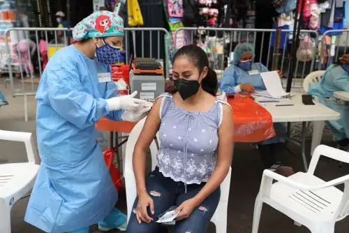 La persona que hizo un cuadro leve de covid-19 debe vacunarse con la tercera dosis a los 15 días después del alta, la persona que estuvo hospitalizada y requirió oxigeno debe vacunarse a los 90 días después del alta. Foto: ANDINA/Jhonel Rodríguez Robles.