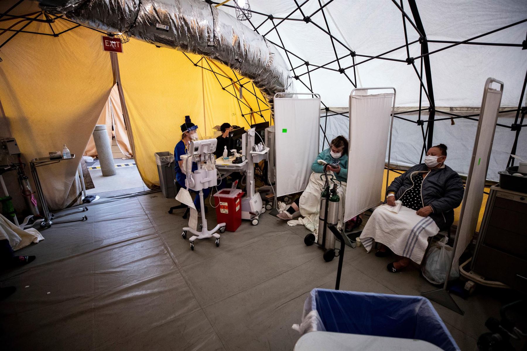 Los pacientes son atendidos en la carpa de triaje instalada fuera del Hospital Sharp Grossmont en medio de la pandemia de coronavirus en La Mesa, al este de San Diego, California. Foto: EFE