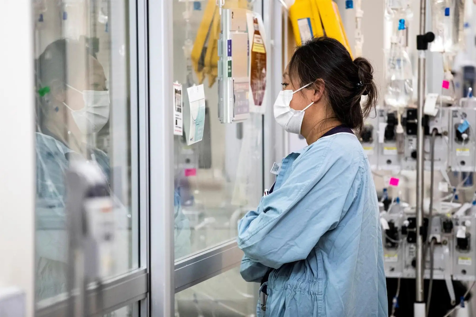 Una enfermera trata a un paciente con Covid-19 en la UCI del Hospital Sharp Grossmont en San Diego, California. Foto : EFE