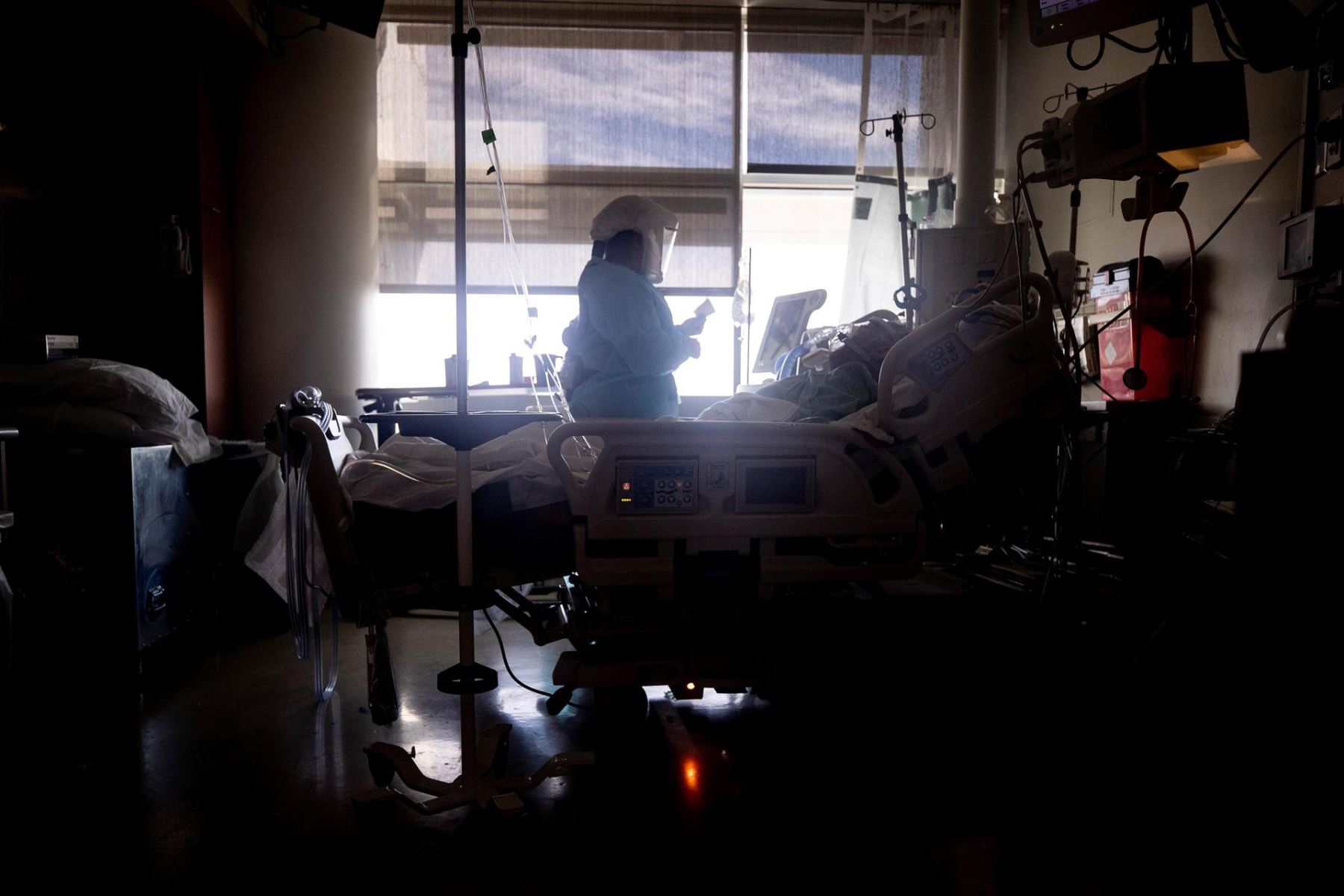 Una enfermera trata a un paciente con Covid-19 en la UCI del Hospital Sharp Grossmont en San Diego, California. Foto : EFE