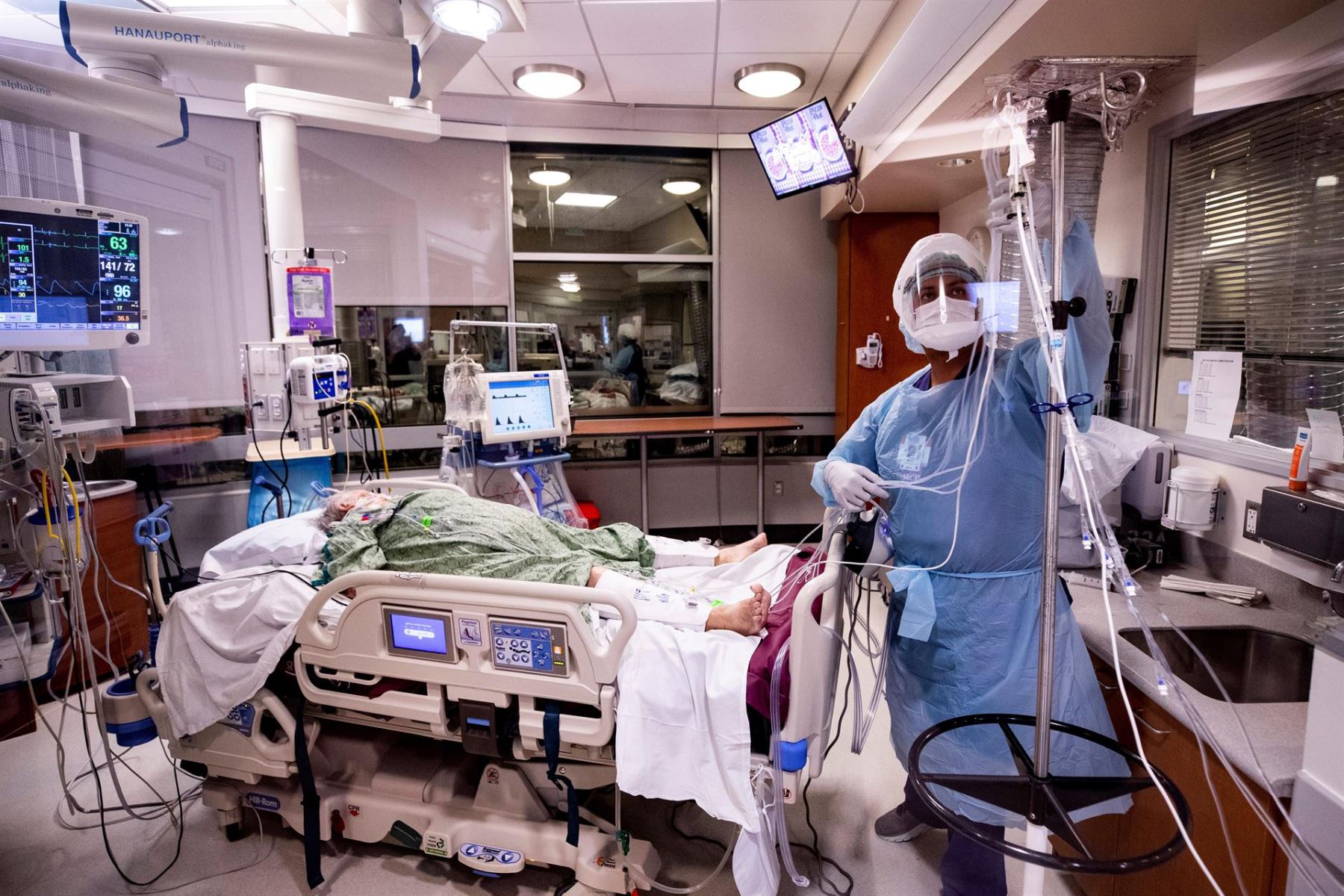Una enfermera trata a un paciente con Covid-19 en la UCI del Hospital Sharp Grossmont en San Diego, California. Foto : EFE