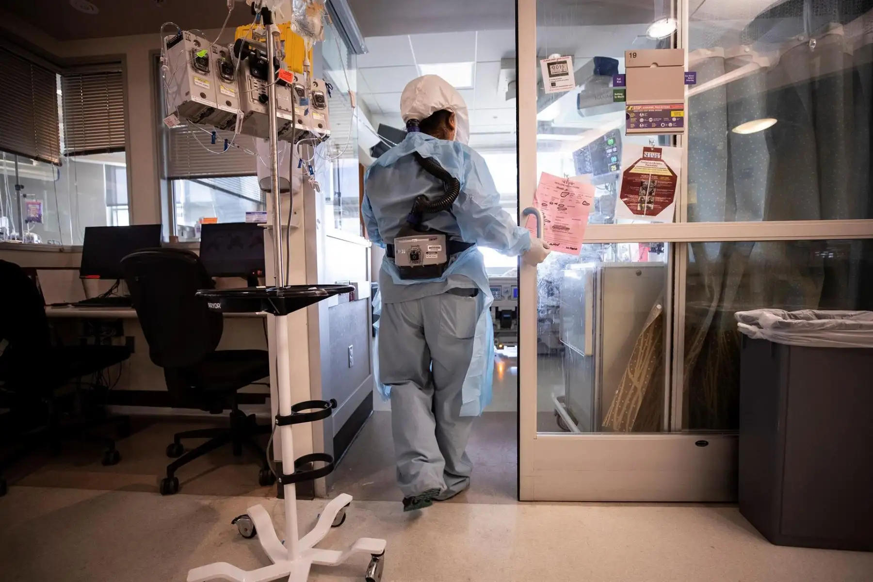Una enfermera trata a un paciente con Covid-19 en la UCI del Hospital Sharp Grossmont en San Diego, California. Foto : EFE