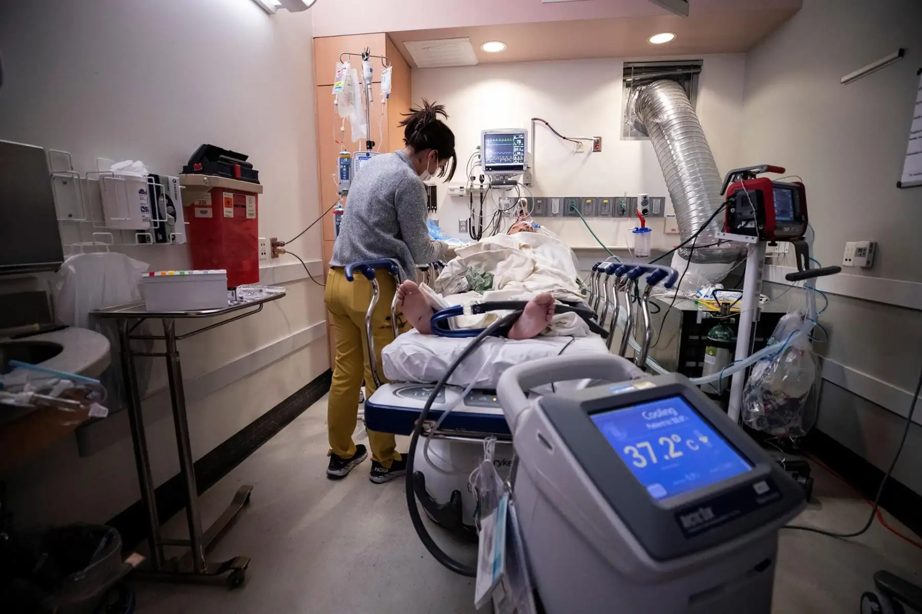 Tratamiento a un paciente con Covid-19 en la UCI del Hospital Sharp Grossmont en San Diego, California. Foto : EFE