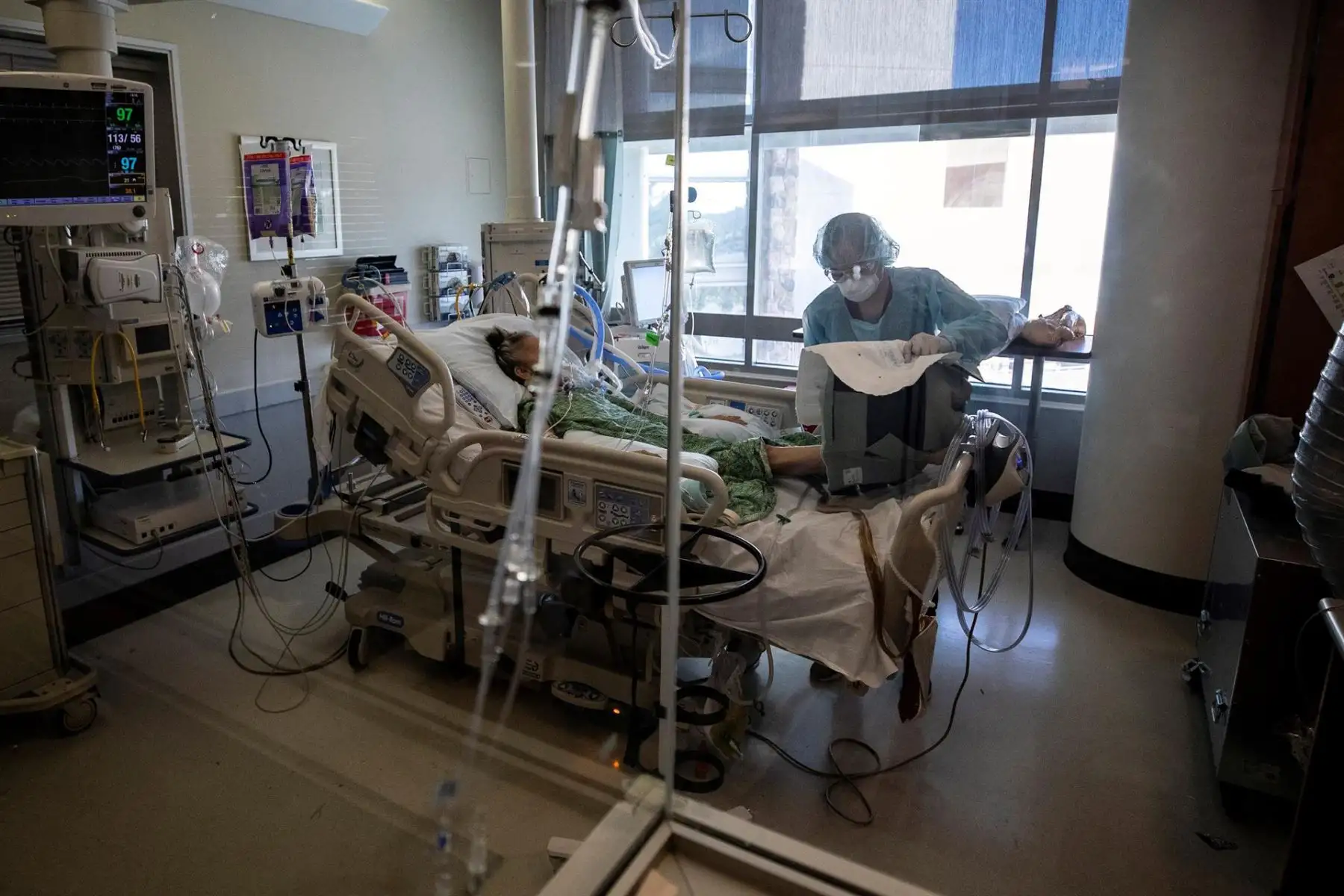 Tratamiento a un paciente con Covid-19 en la UCI del Hospital Sharp Grossmont en San Diego, California. Foto : EFE