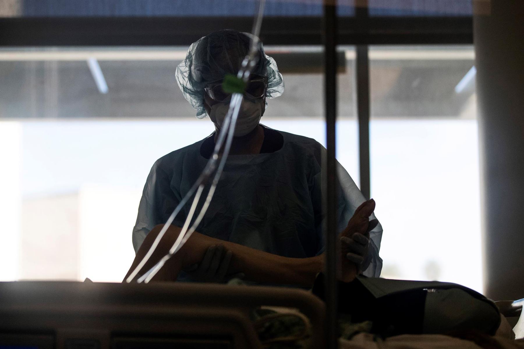 Tratamiento a un paciente con Covid-19 en la UCI del Hospital Sharp Grossmont en San Diego, California. Foto : EFE