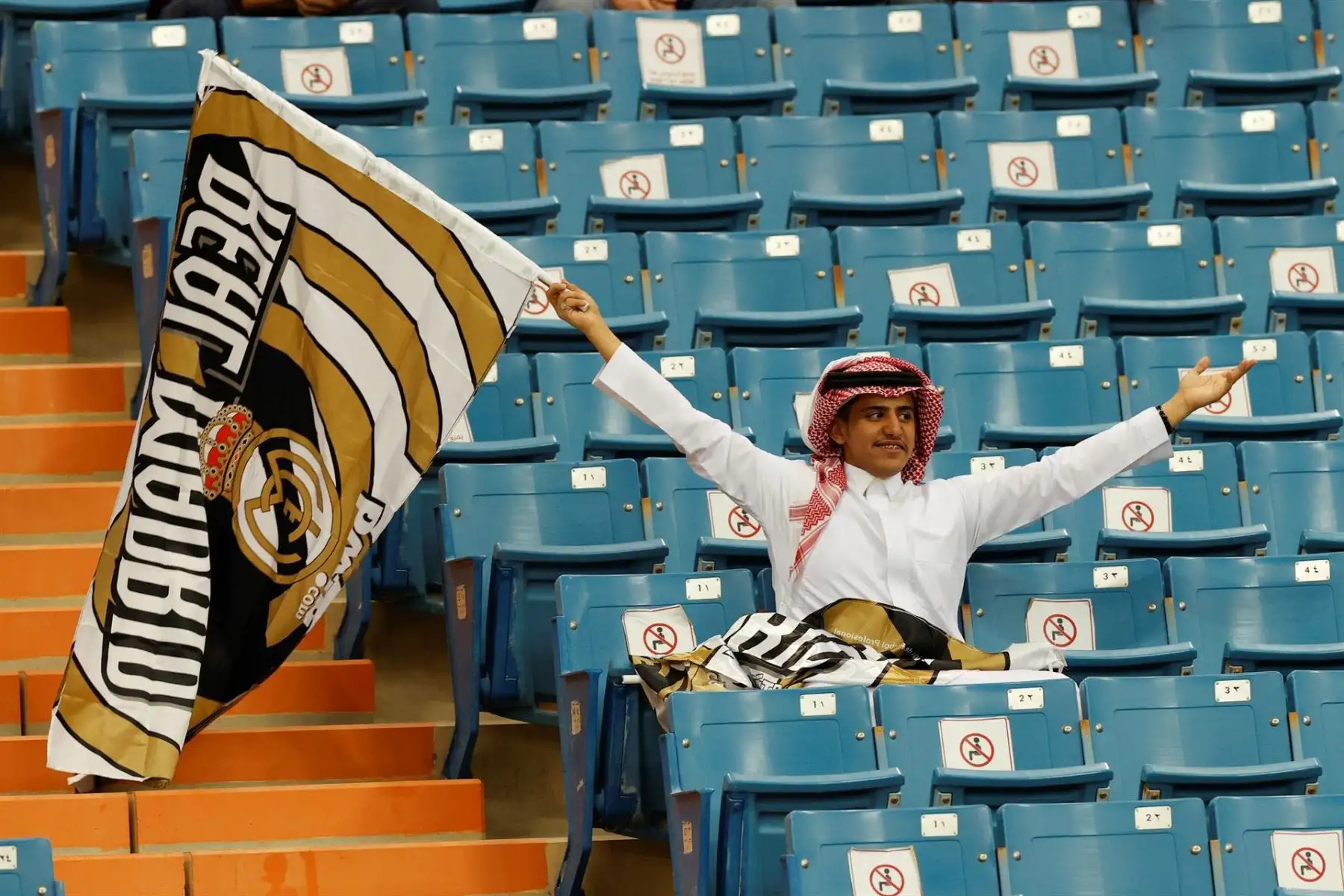 Aficionados en las gradas antes del partido entre el Real Madrid y el Barcelona, de semifinales de la Supercopa de España, este miércoles en el estadio Rey Fahd de Riad. Foto: EFE