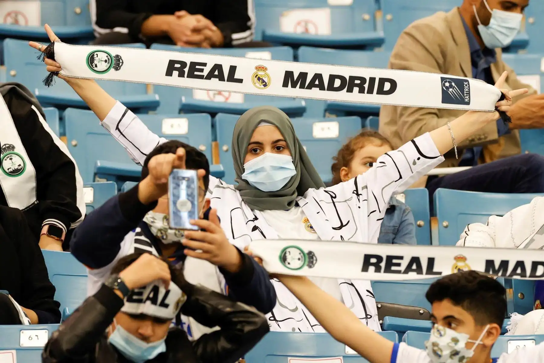 Aficionados en las gradas antes del partido entre el Real Madrid y el Barcelona, de semifinales de la Supercopa de España, este miércoles en el estadio Rey Fahd de Riad. Foto: EFE