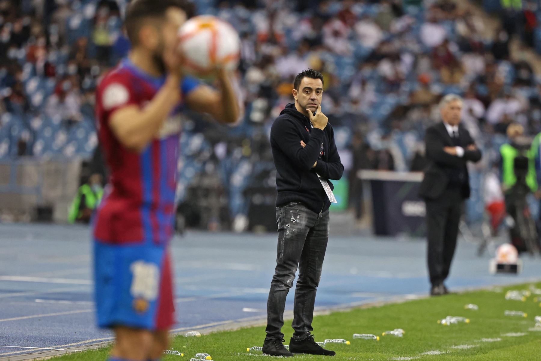 El entrenador español del Barcelona, ​​Xavi, observa desde la banca durante el partido de fútbol de la semifinal de la Supercopa de España entre el Barcelona y el Real Madrid en el estadio internacional King Fahad. Foto: EFE