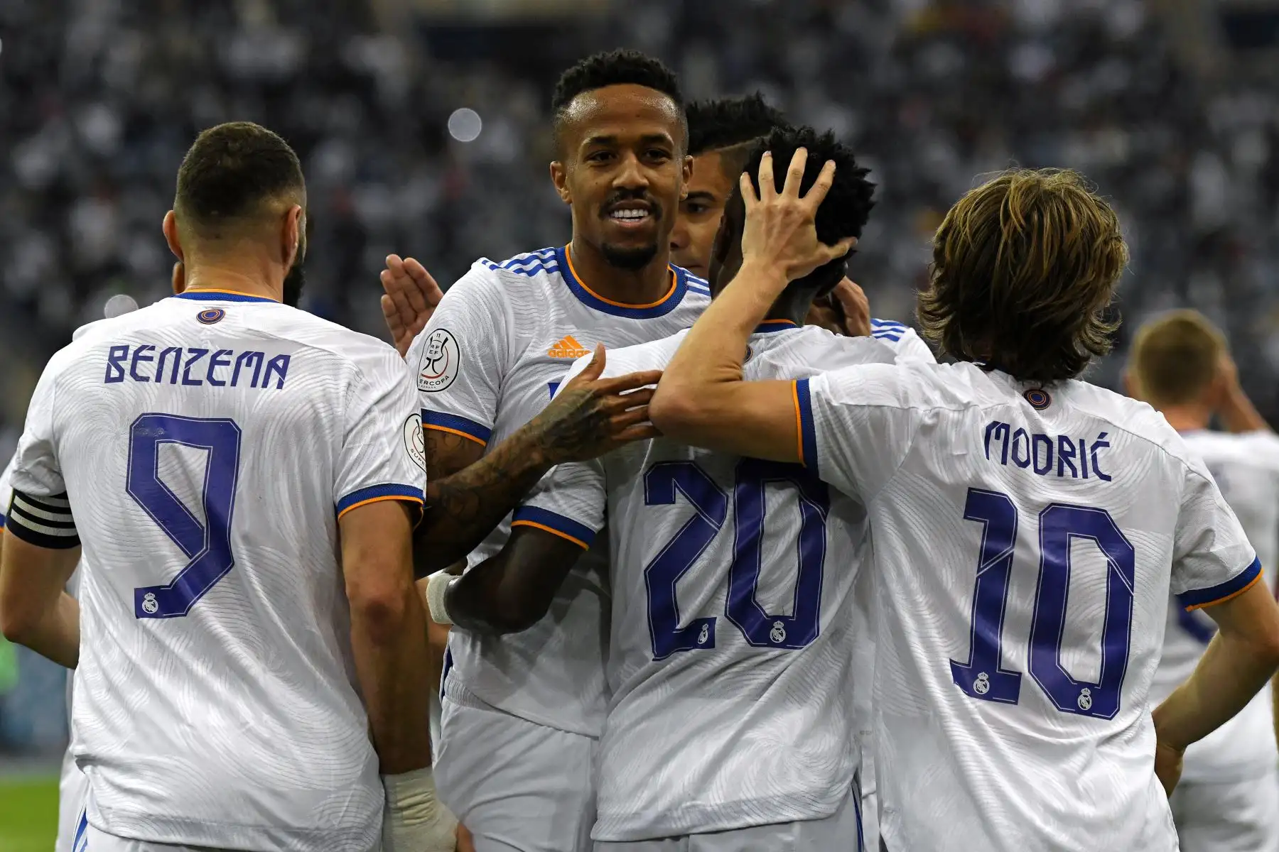 Los jugadores del Real Madrid celebran con el delantero brasileño Vinicius Junior, después de anotar durante el partido de fútbol de la semifinal de la Supercopa de España entre el Barcelona y el Real Madrid en el estadio internacional Rey Fahad en la capital saudí. Foto: AFP