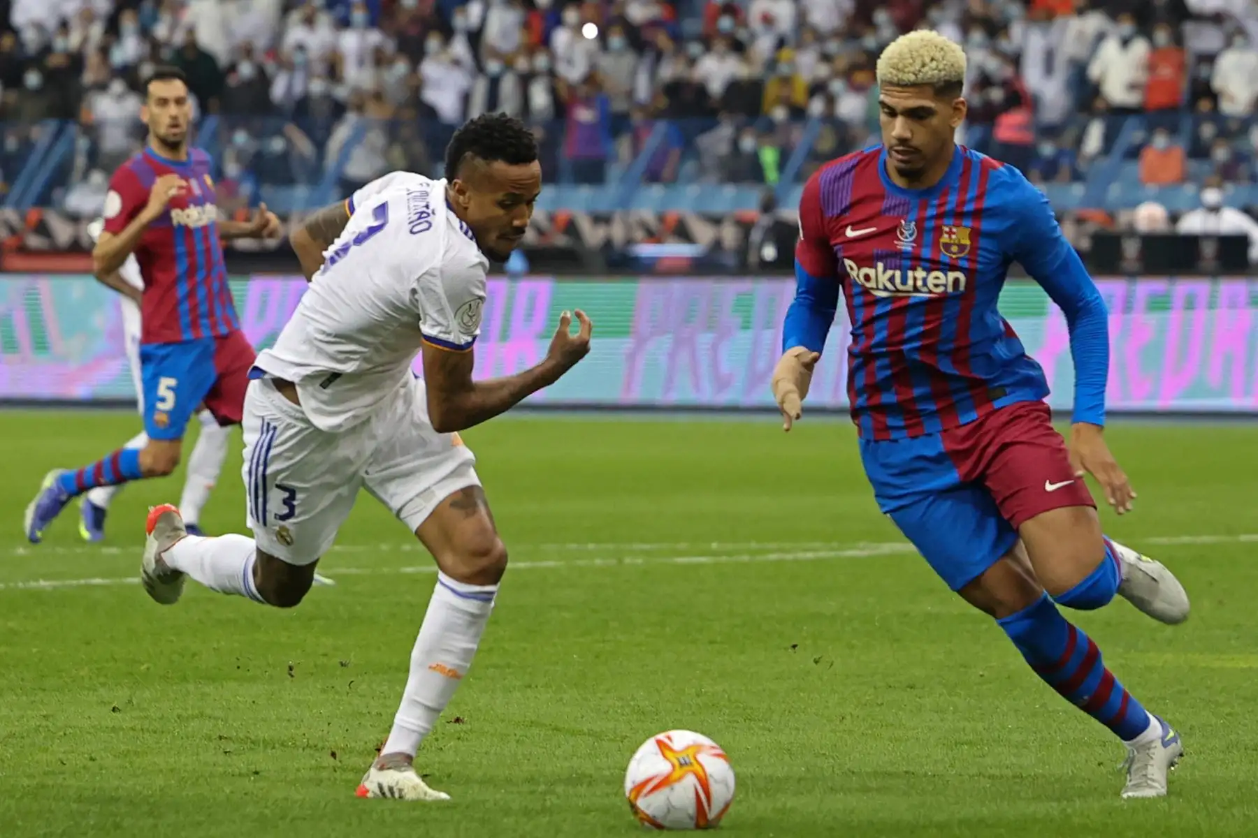 El defensor brasileño del Real Madrid, Eder Militao, marca al defensor uruguayo del Barcelona, ​​Ronald Araujo, durante la semifinal de la Supercopa de España entre el Barcelona y el Real Madrid en el estadio internacional Rey Fahad de la capital saudí, Riad, Foto: AFP