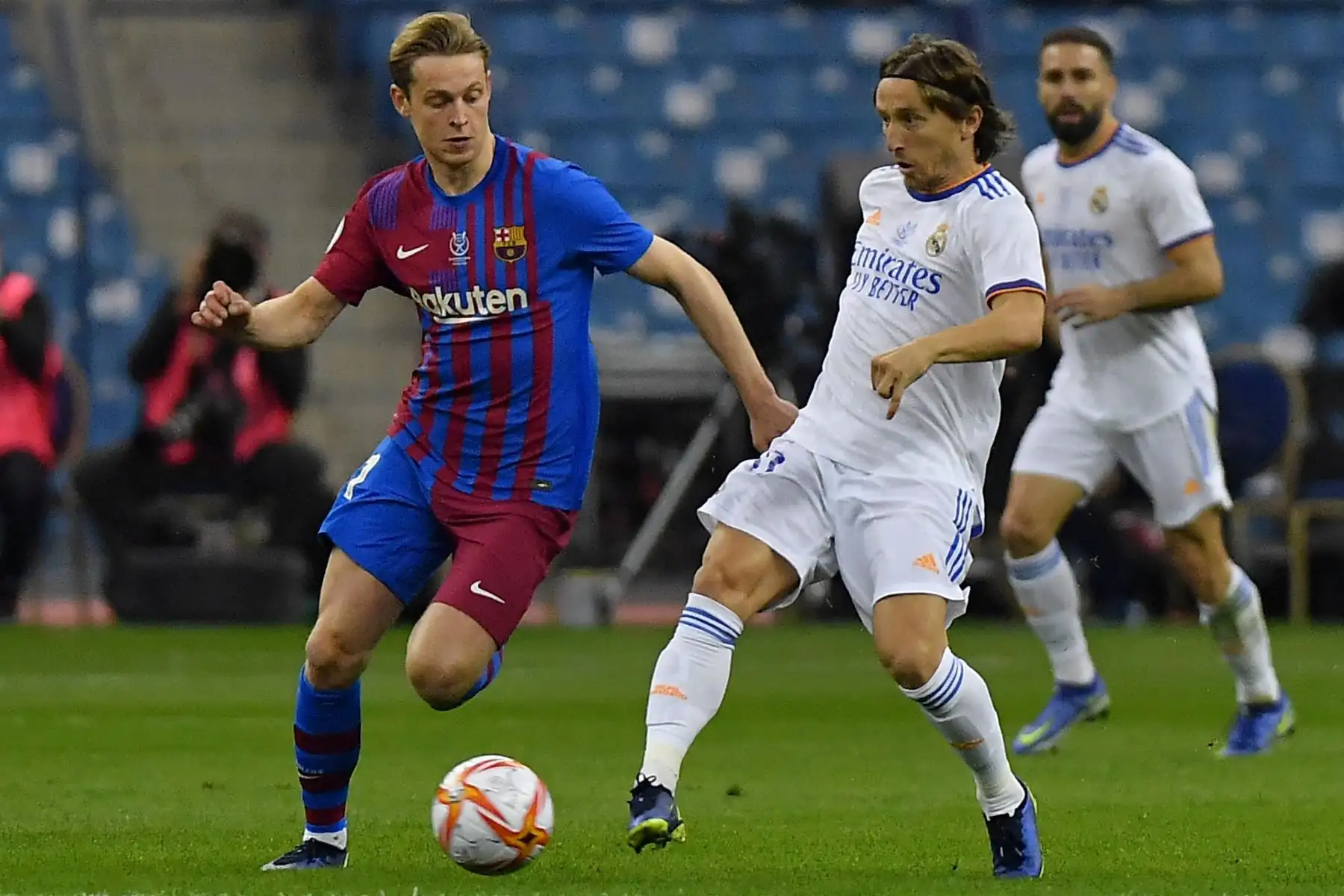 El centrocampista holandés del Barcelona, ​​Frenkie De Jong, y el centrocampista croata del Real Madrid, Luka Modric, compiten por el balón durante el partido de fútbol de la semifinal de la Supercopa de España entre el Barcelona y el Real Madrid en el estadio internacional King Fahad en la capital saudí, Riad. Foto: AFP