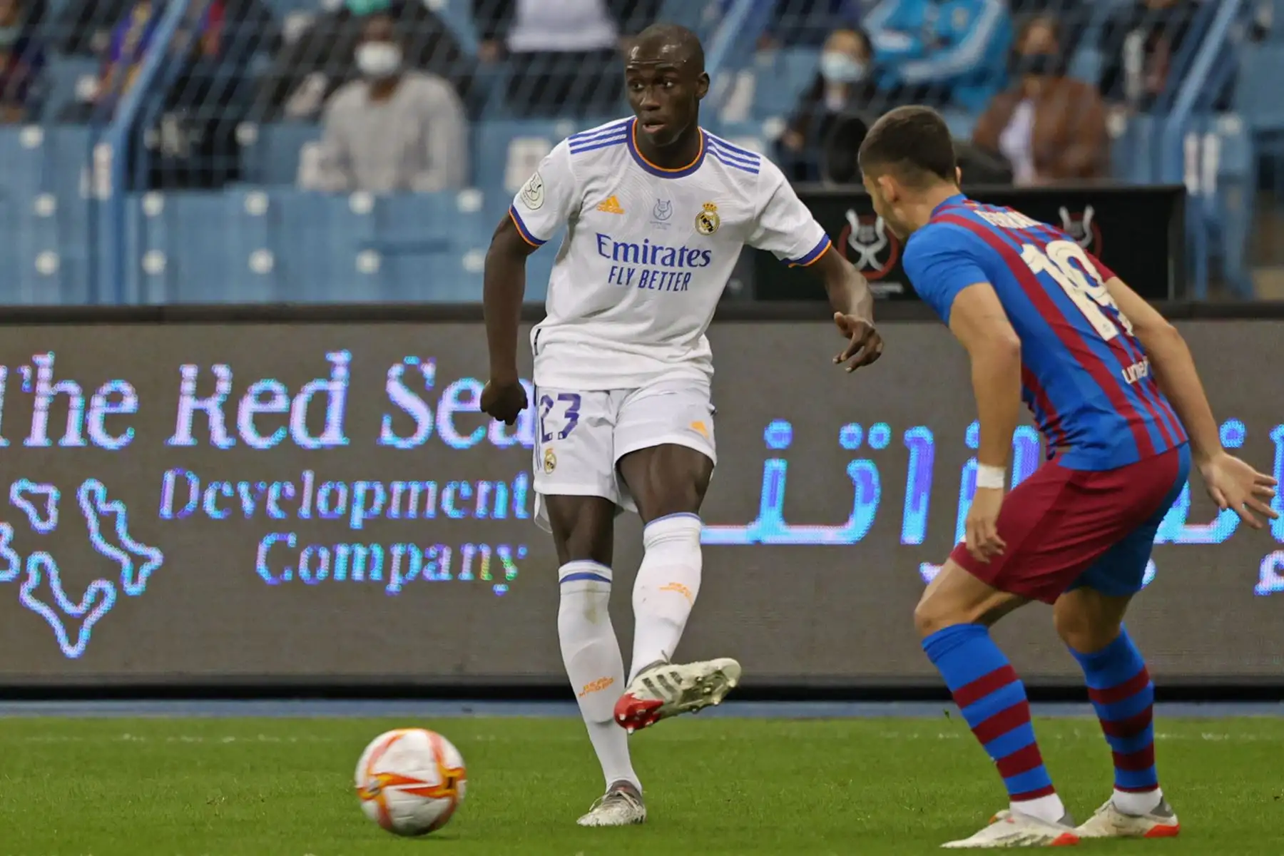 El defensa francés del Real Madrid, Ferland Mendy, busca pasar mientras es marcado, durante el partido de fútbol de semifinales de la Supercopa de España entre el Barcelona y el Real Madrid en el estadio internacional King Fahad en la capital saudí, Riad. Foto: AFP