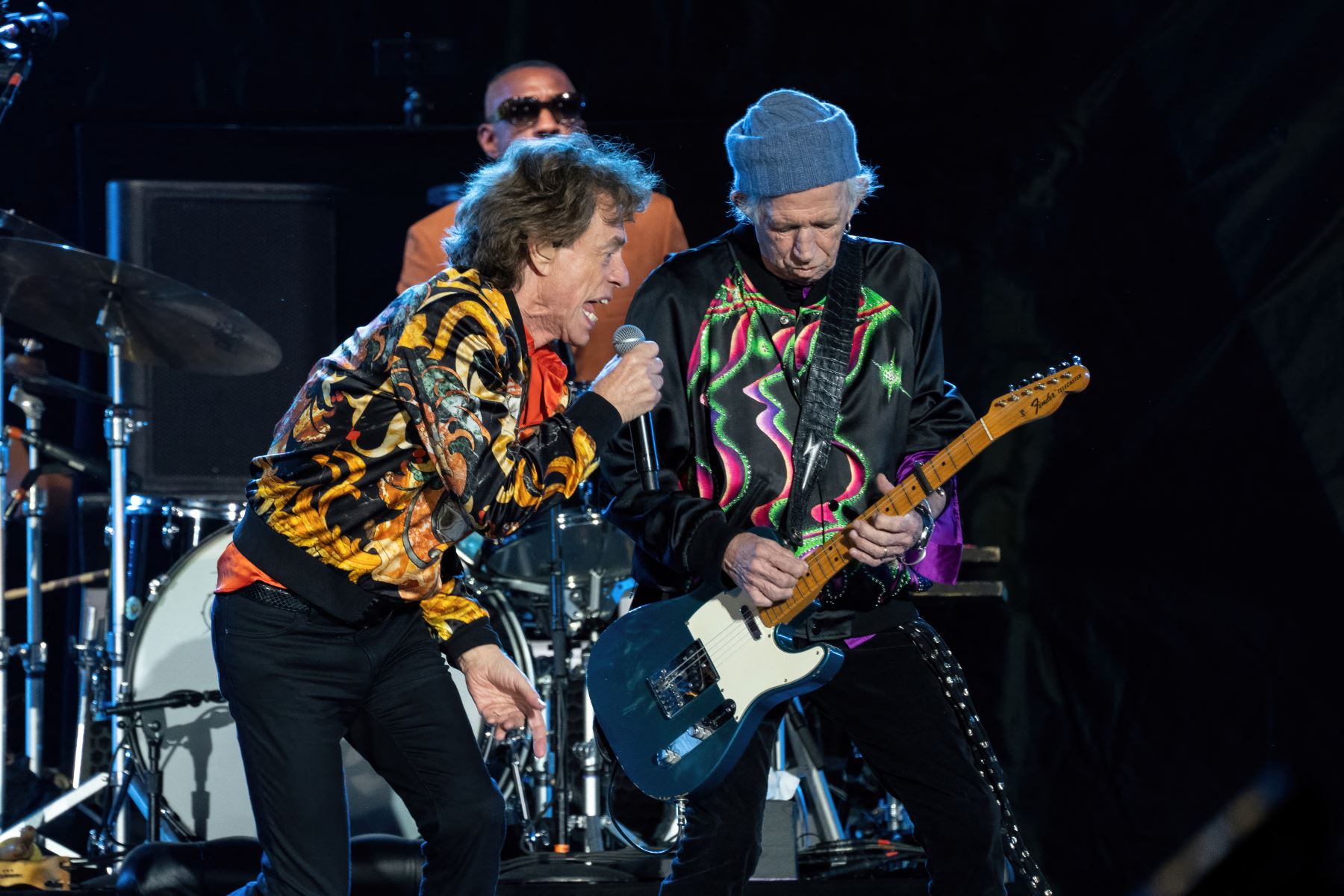 El cantante Mick Jagger (izquierda), el baterista Steve Jordan (atrás) y el guitarrista Keith Richards (derecha) de The Rolling Stones se presentan durante la gira "No Filter" en el Circuit of The Americas Super Stage el 20 de noviembre del 2021 en Austin, Texas. Foto: AFP