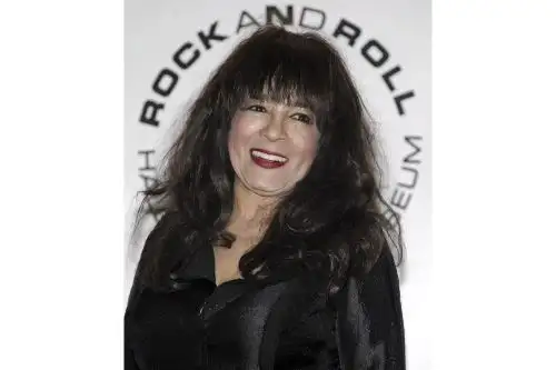 Fotografía del 15 de marzo del 2010 que muestra a la cantante Ronnie Spector durante la ceremonia de ingreso al Salón de la Fama del Rock and Roll, en el Waldorf Astoria en Nueva York (EE. UU.).