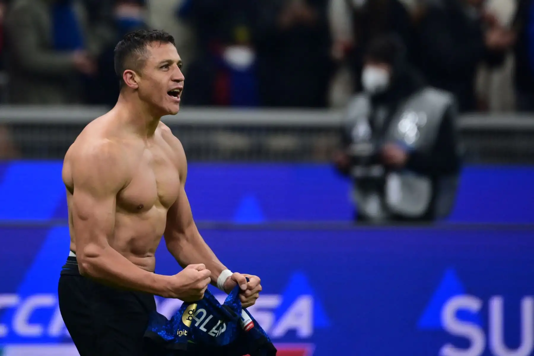 El delantero chileno del Inter de Milán, Alexis Sánchez, celebra después de anotar un último segundo gol de la victoria durante el partido de fútbol de la Supercopa italiana (Supercoppa italiana) entre el Inter y la Juventus el 12 de enero de 2022 en el estadio San Siro de Milán.
Foto: AFP