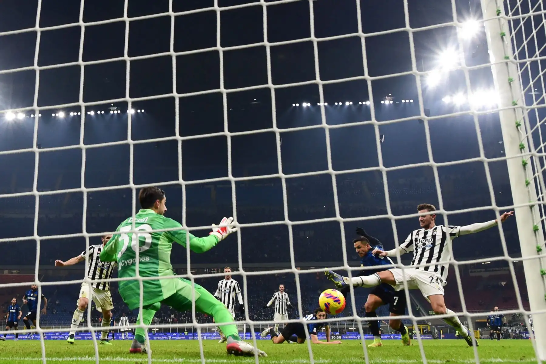 El delantero chileno del Inter de Milán, Alexis Sánchez (2ndR), dispara para marcar un último segundo gol ganador durante el partido de fútbol de la Supercopa italiana (Supercoppa italiana) entre el Inter y la Juventus el 12 de enero de 2022 en el estadio San Siro de Milán.
Foto: AFP