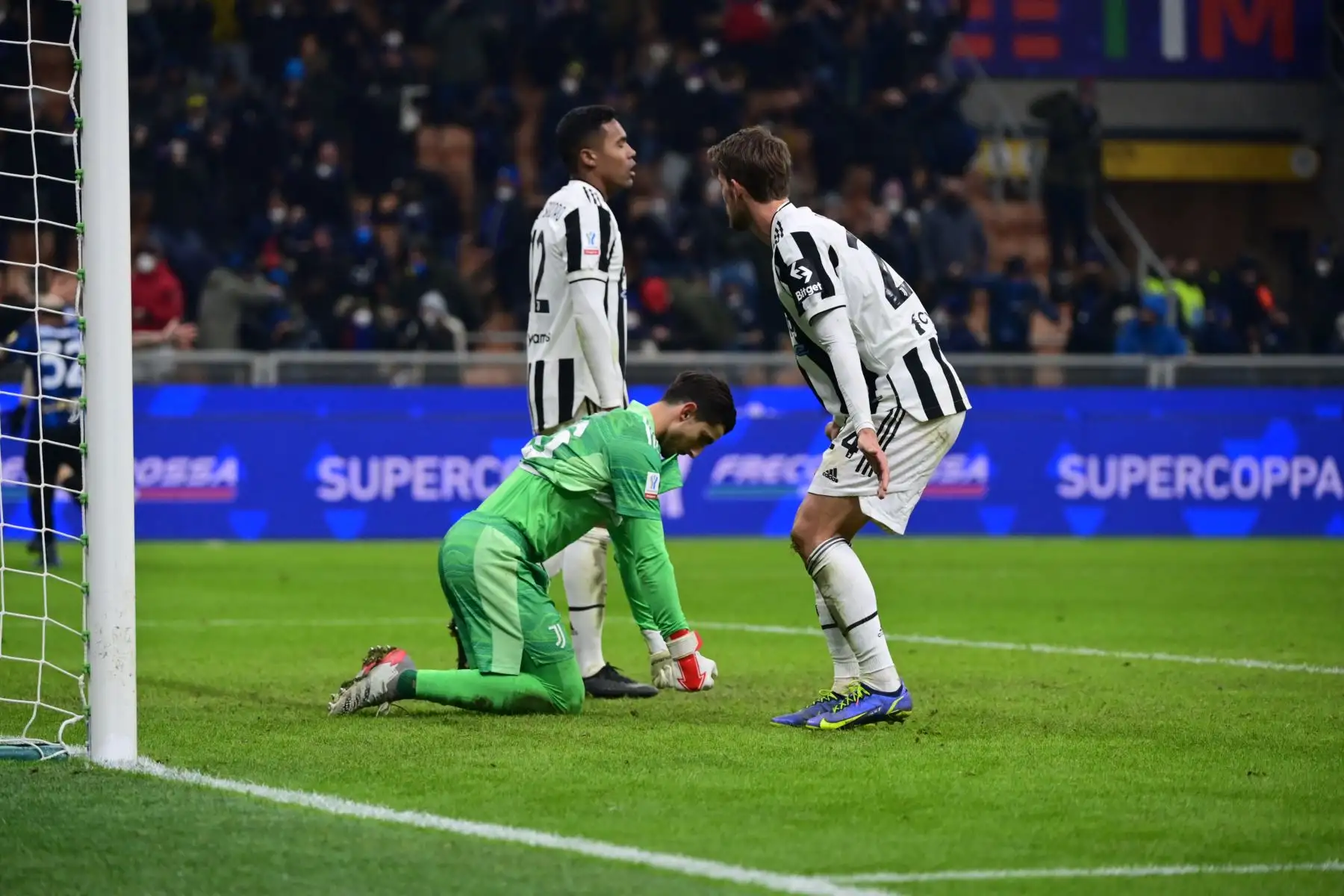 El portero italiano de la Juventus, Mattia Perin (centro), reacciona después de conceder un último segundo gol durante el partido de fútbol de la Supercopa italiana (Supercoppa italiana) entre el Inter y la Juventus el 12 de enero de 2022 en el estadio San Siro de Milán.
Foto: AFP