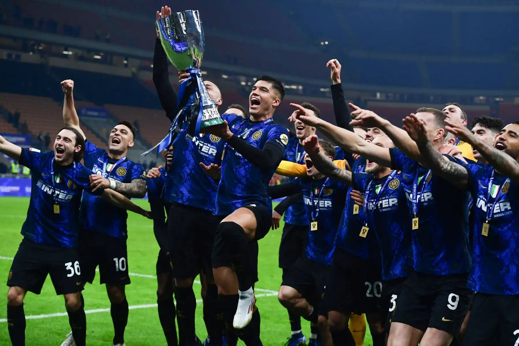El delantero argentino del Inter de Milán Joaquín Correa (C) y los jugadores del Inter de Milán celebran con el trofeo del ganador después de ganar el partido de fútbol de la Supercopa italiana (Supercoppa italiana) entre el Inter y la Juventus el 12 de enero de 2022 en el estadio San Siro de Milán.
Foto: AFP