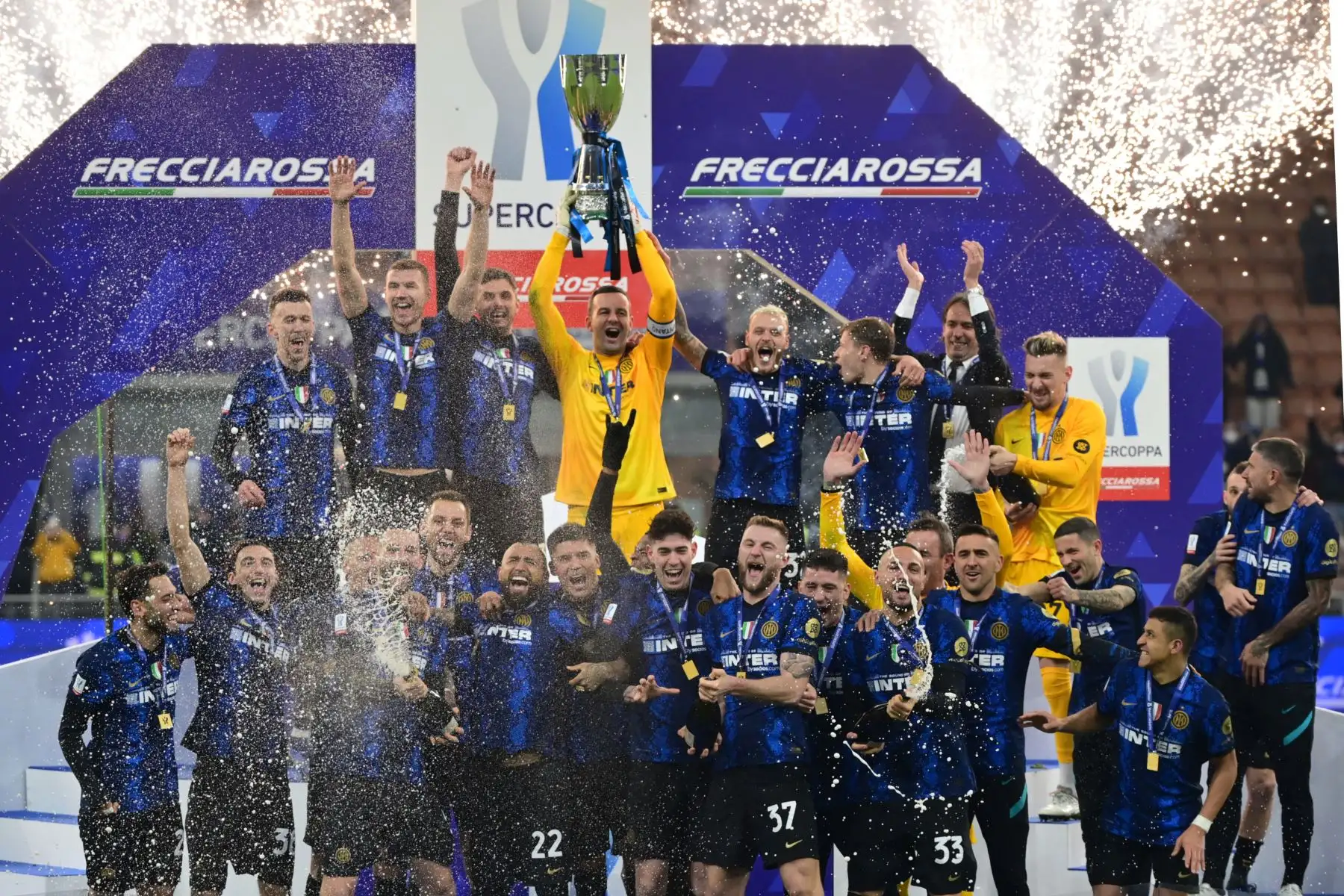 El portero esloveno del Inter de Milán Samir Handanovic (Top C) y los jugadores del Inter de Milán celebran con el trofeo del ganador después de ganar el partido de fútbol de la Supercopa italiana (Supercoppa italiana) entre el Inter y la Juventus el 12 de enero de 2022 en el estadio San Siro de Milán.
Foto: AFP