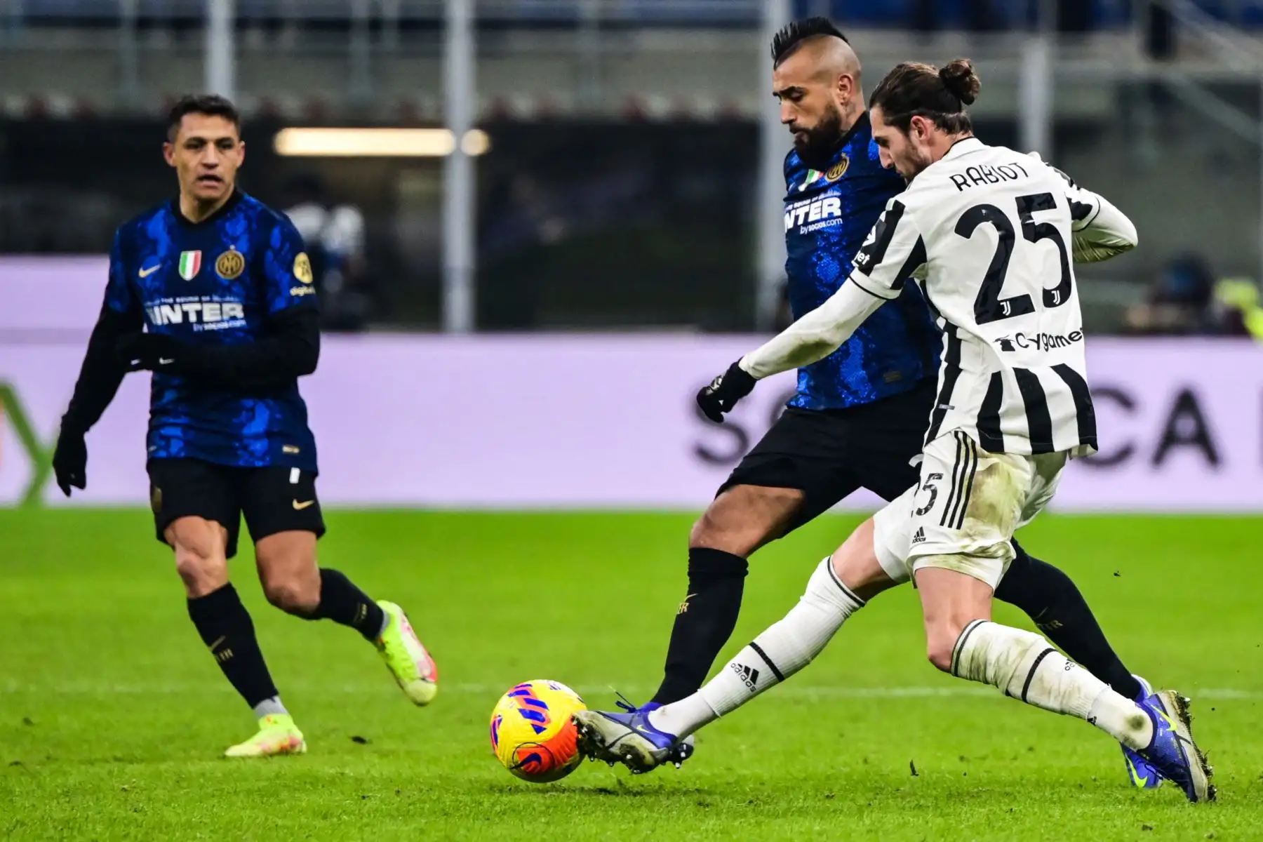 El mediocampista francés de la Juventus, Adrien Rabiot (d), se enfrenta al mediocampista chileno del Inter de Milán, Arturo Vidal, durante el partido de fútbol de la Supercopa italiana (Supercoppa italiana) entre el Inter y la Juventus el 12 de enero de 2022 en el estadio San Siro de Milán.
Foto: AFP