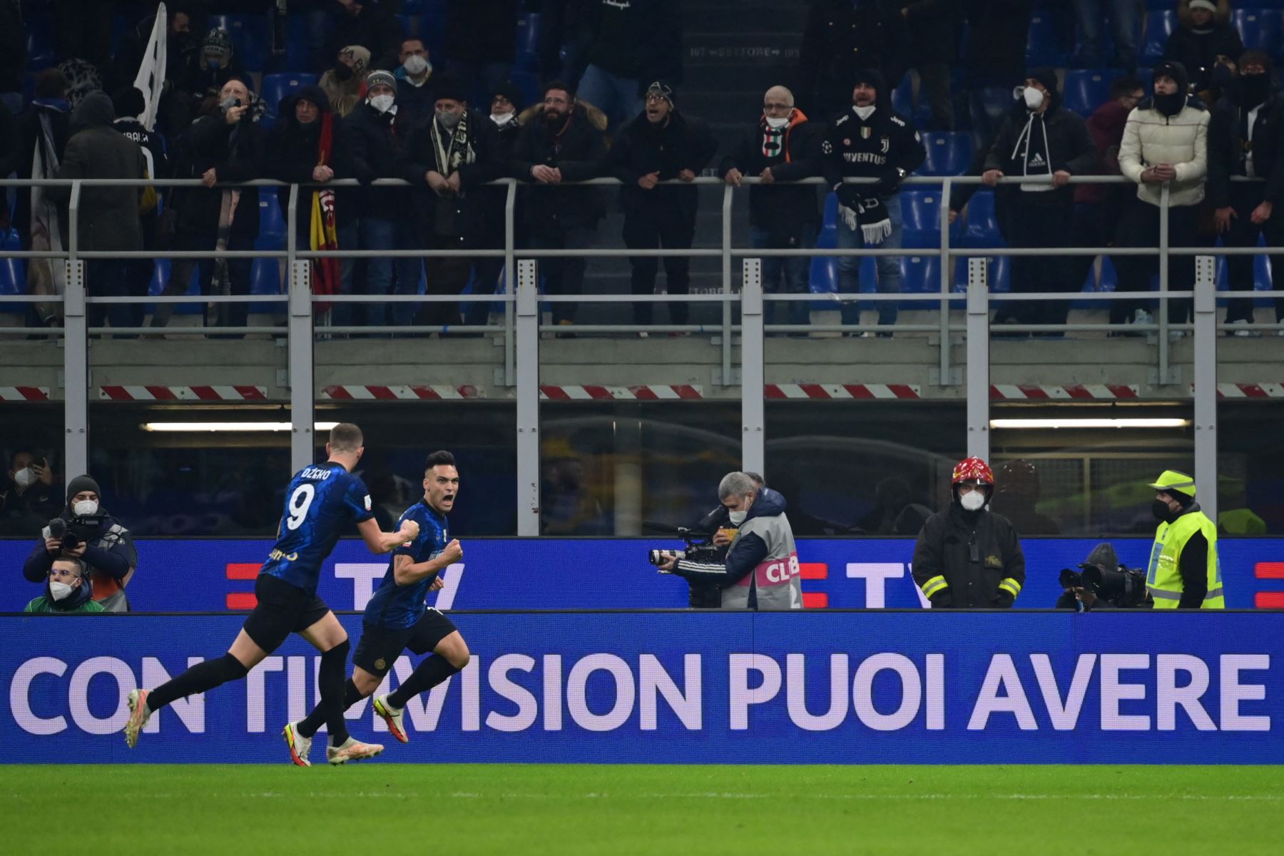 El delantero argentino del Inter de Milán Lautaro Martínez (2ndL) celebra después de anotar un penalti durante el partido de fútbol de la Supercopa italiana (Supercoppa italiana) entre el Inter y la Juventus el 12 de enero de 2022 en el estadio San Siro de Milán. Foto: AFP