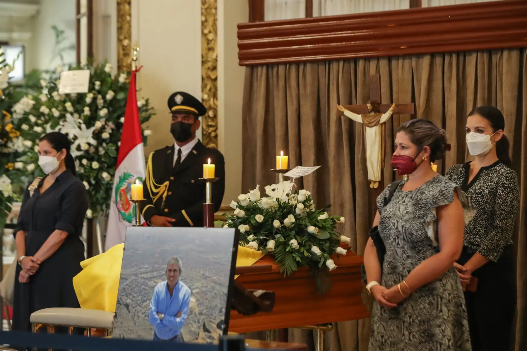 Luis Castañeda, alcalde de Lima entre el 2003 - 2010 y 2015 -2018, es velado en el Palacio Municipal de Lima.
Foto: ANDINA/ Carla Patiño