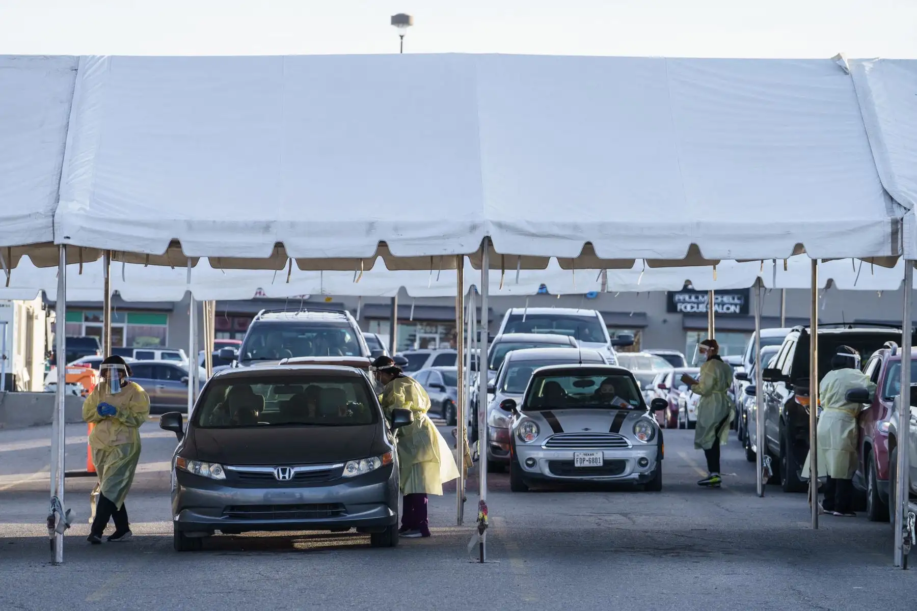 Los trabajadores de la salud recolectan muestras de hisopos nasales en un sitio de prueba de covid-19 en El Paso, Texas. Foto: AFP