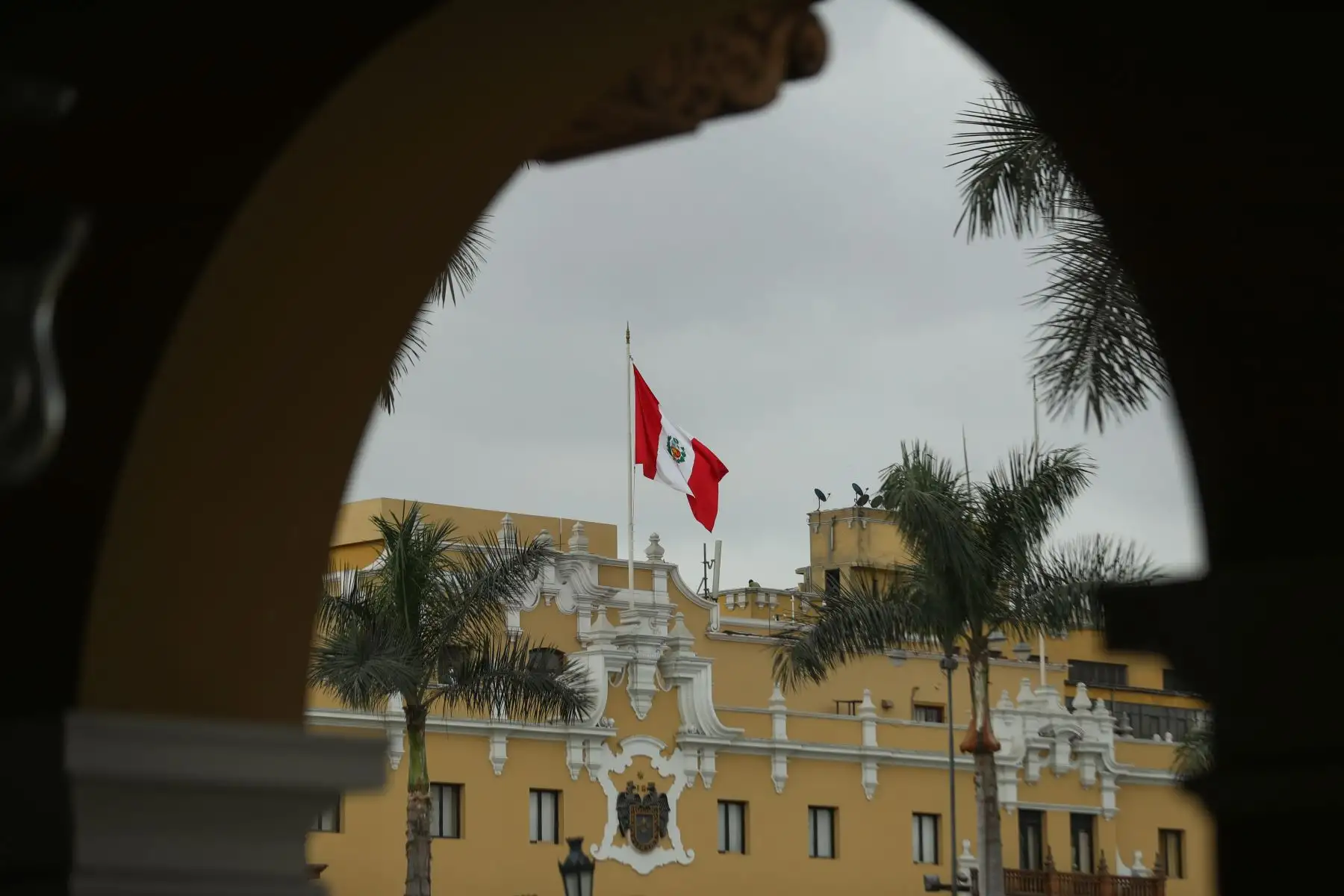 Como parte de las actividades por el 487 aniversario de la ciudad, la Municipalidad de Lima ha dispuesto el embanderamiento de todos los inmuebles ubicados en el Centro Histórico de Lima (CHL).
Foto: ANDINA/ Carla Patiño
