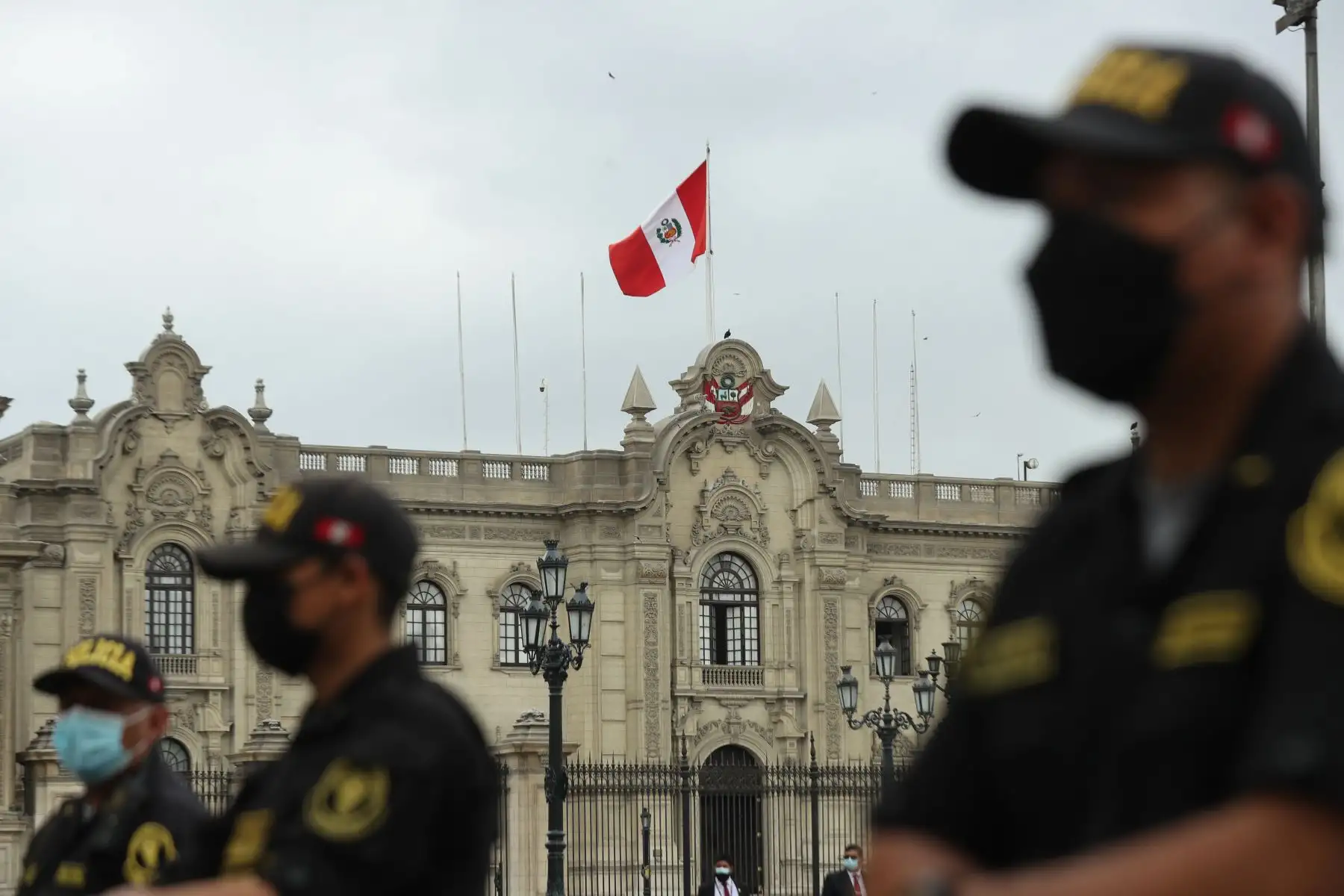 La norma indica que esta acción debe realizarse del 10 al 25 de enero, con el objetivo de promover entre los vecinos del CHL la identidad nacional y mostrar con orgullo uno de los símbolos representativos que une a millones de peruanos.
Foto: ANDINA/ Carla Patiño