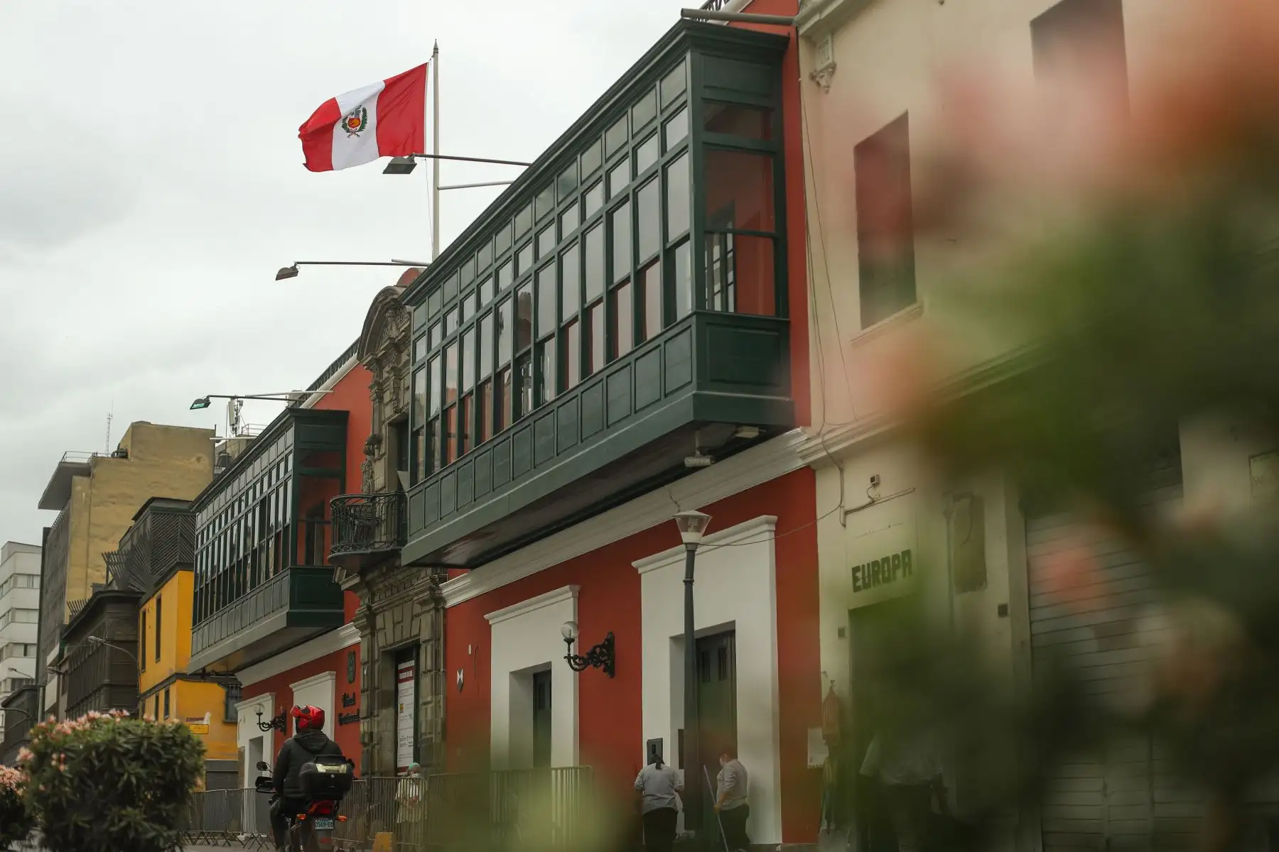 Como parte de las actividades por el 487 aniversario de la ciudad, la Municipalidad de Lima ha dispuesto el embanderamiento de todos los inmuebles ubicados en el Centro Histórico de Lima (CHL).
Foto: ANDINA/ Carla Patiño