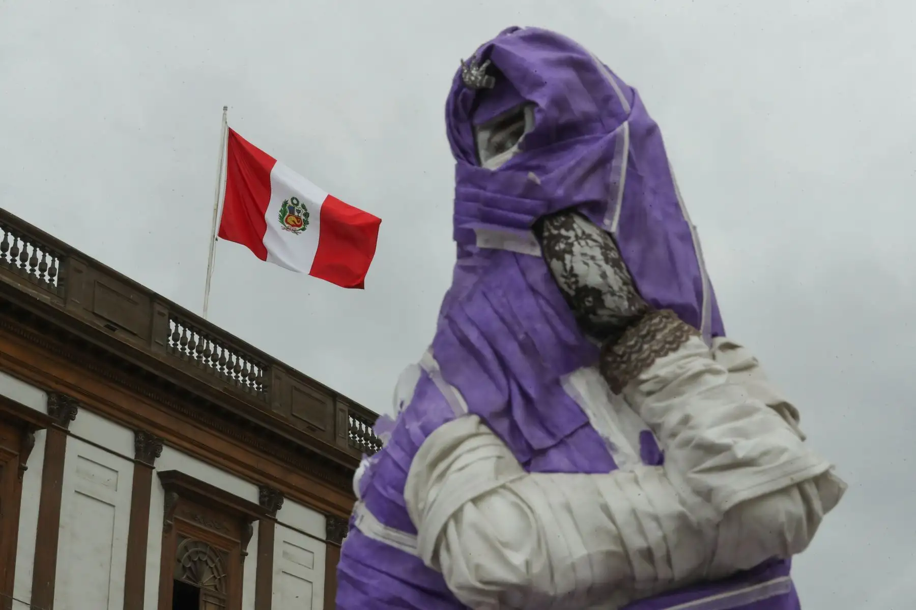 Como parte de las actividades por el 487 aniversario de la ciudad, la Municipalidad de Lima ha dispuesto el embanderamiento de todos los inmuebles ubicados en el Centro Histórico de Lima (CHL).
Foto: ANDINA/ Carla Patiño