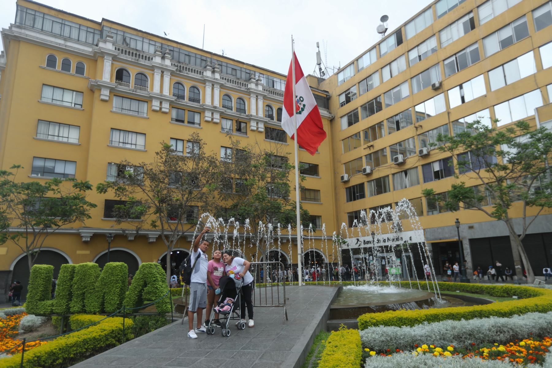 Como parte de las actividades por el 487 aniversario de la ciudad, la Municipalidad de Lima ha dispuesto el embanderamiento de todos los inmuebles ubicados en el Centro Histórico de Lima (CHL).
Foto: ANDINA/ Carla Patiño