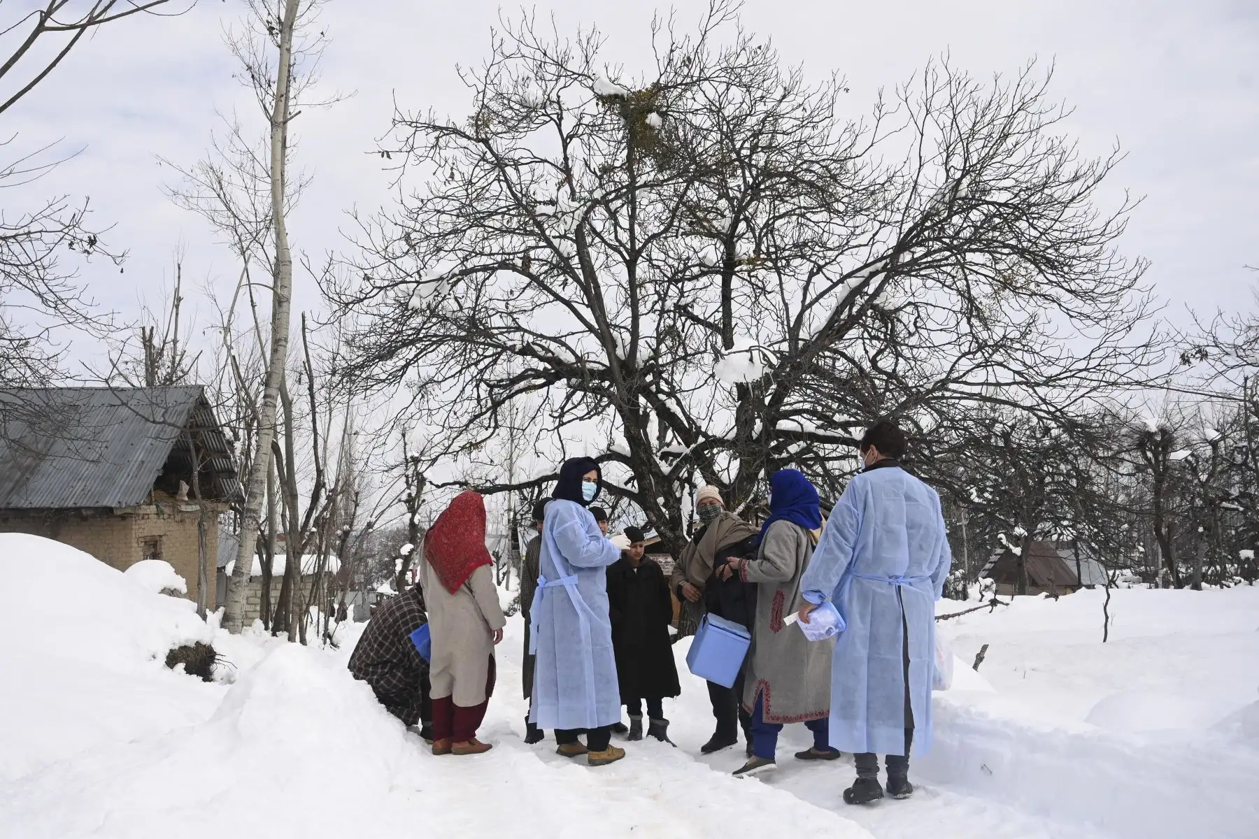 Ttrabajadores de la salud, durante una campaña de vacunación puerta a puerta contra el coronavirus Covid-19 en la aldea de Khag en el distrito de Budgam, a unos 55 km de Srinagar. Foto: AFP