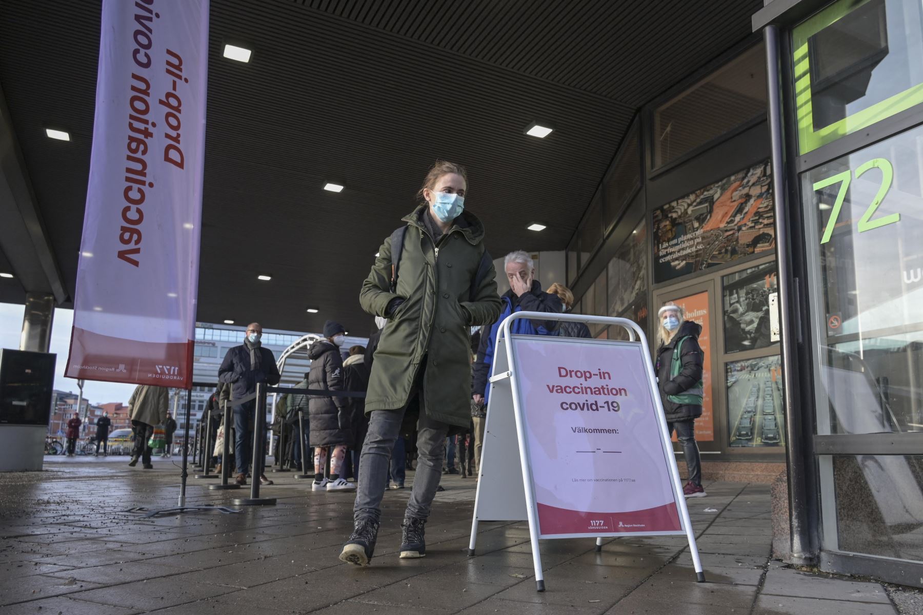 La gente hace cola para recibir una vacuna contra el covid-19 en la estación terminal de la ciudad de Estocolmo, después de que la Agencia de Salud Pública de Suecia anunciara que ahora recomienda reducir el intervalo entre la dosis dos y la tres del covid- 19 vacuna de seis a cinco meses para todos. Foto: AFP