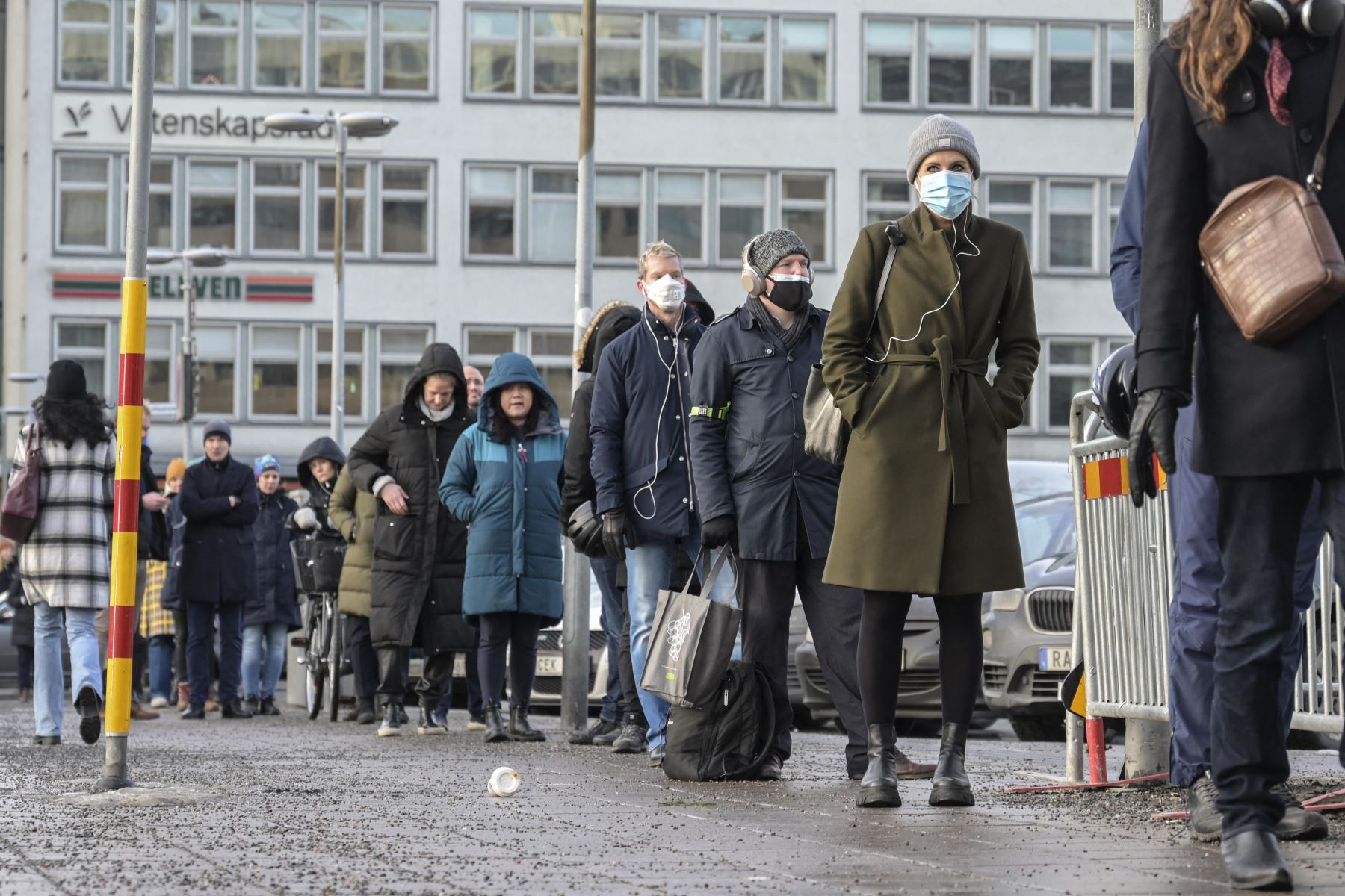 La gente hace cola para recibir una vacuna contra el covid-19 en la estación terminal de la ciudad de Estocolmo, después de que la Agencia de Salud Pública de Suecia anunciara que ahora recomienda reducir el intervalo entre la dosis dos y la tres del covid- 19 vacuna de seis a cinco meses para todos. Foto: AFP