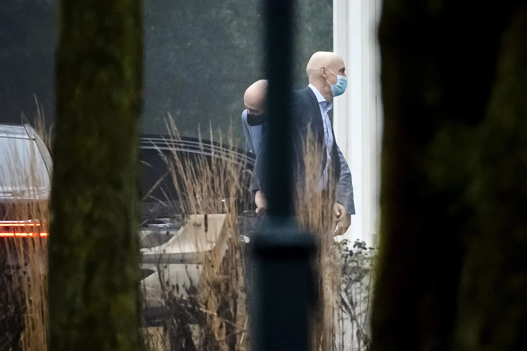 El ministro de Salud, Bienestar y Deportes de los Países Bajos, Ernst Kuipers, llega al Catshuis para consultas entre ministros y expertos sobre la extensión de las medidas de Covid-19 en La Haya. Foto: AFP