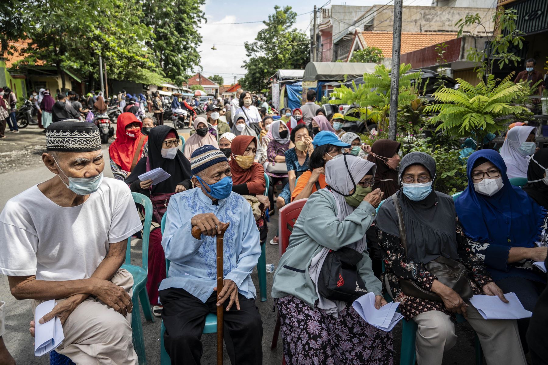La gente espera su turno para recibir una dosis de refuerzo de la vacuna contra el coronavirus Pfizer Covid-19 en Surabaya. Foto: AFP