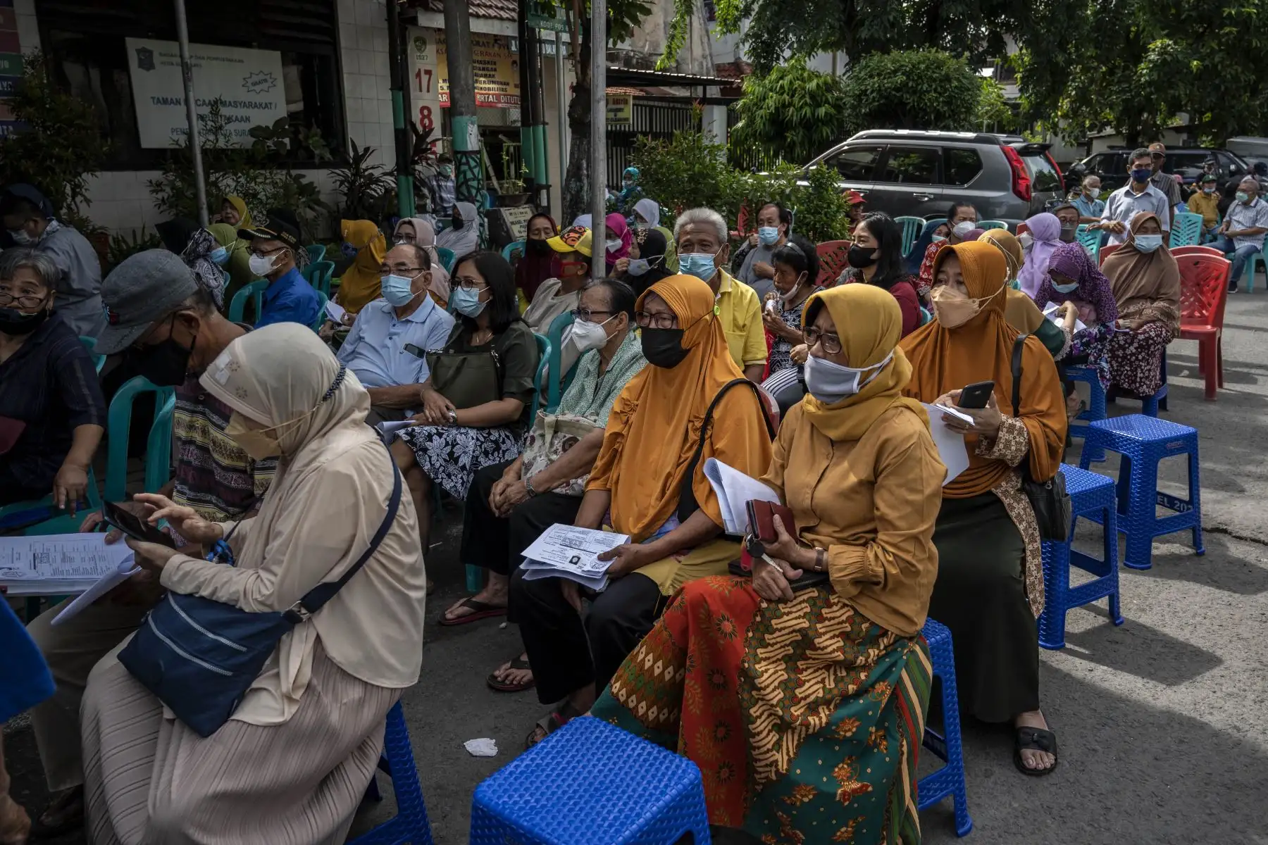 La gente espera su turno para recibir una dosis de refuerzo de la vacuna contra el coronavirus Pfizer Covid-19 en Surabaya. Foto: AFP