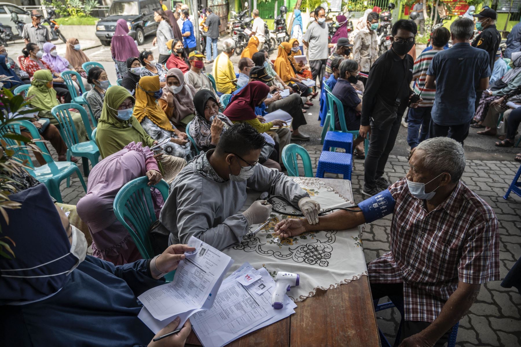 La gente espera su turno para recibir una dosis de refuerzo de la vacuna contra el coronavirus Pfizer Covid-19 en Surabaya. Foto: AFP