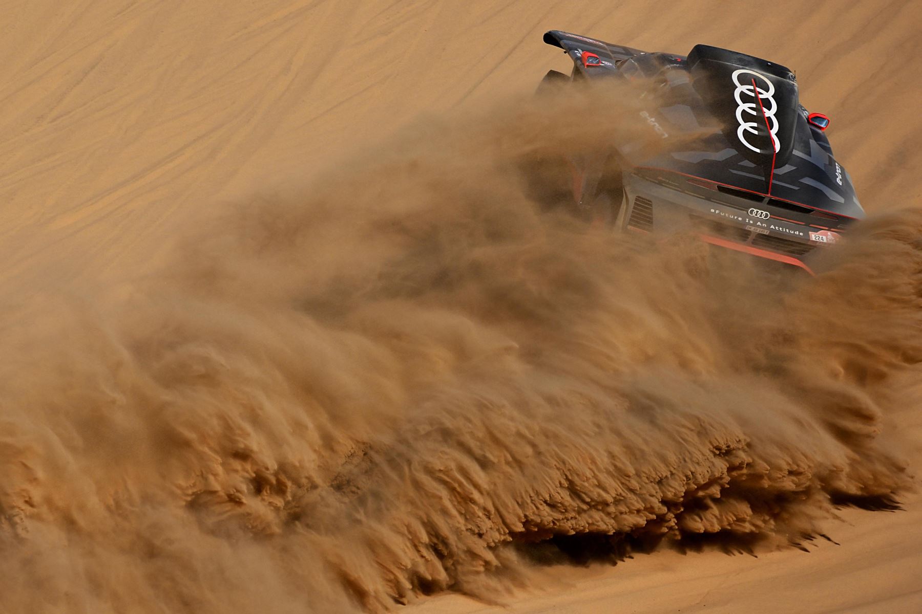 El piloto sueco Mattias Ekstrom y su copiloto Emil Bergkvist de Suecia conducen su Audi eléctrico durante la Etapa 11 del Dakar 2022 en Bisha, Arabia Saudita. Foto: AFP