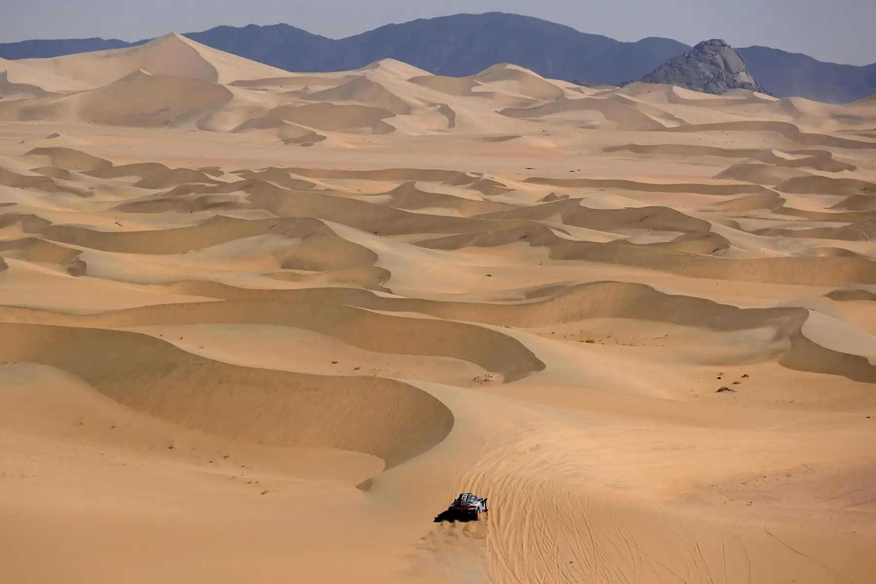 El piloto sueco Mattias Ekstrom y su copiloto Emil Bergkvist de Suecia conducen su Audi eléctrico durante la Etapa 11 del Dakar 2022 en Bisha, Arabia Saudita. Foto: AFP