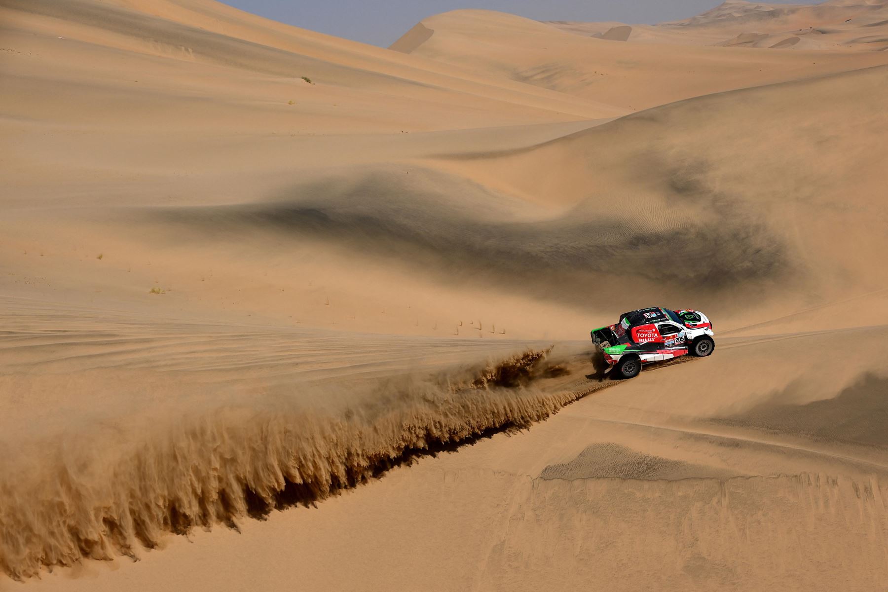 El piloto de Toyota Yazeed Al Rajhi de Arabia Saudita y el copiloto Michael Orr de Gran Bretaña compiten durante la Etapa 11 del Dakar 2022 en Bisha, Arabia Saudita. Foto: AFP