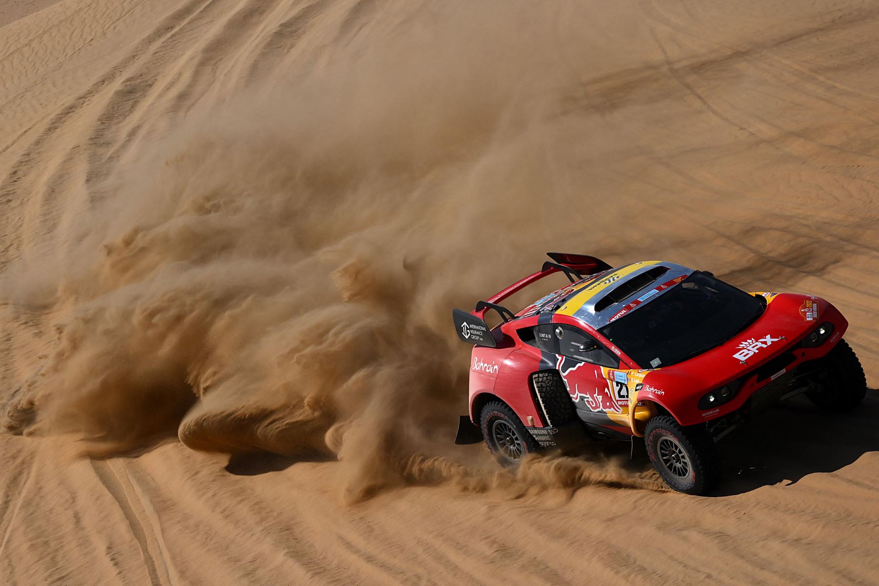 El piloto francés Sebastien Loeb y el copiloto Fabian Lurquin de Bélgica compiten durante la Etapa 11 del Dakar 2022 en Bisha, Arabia Saudita. Foto: AFP