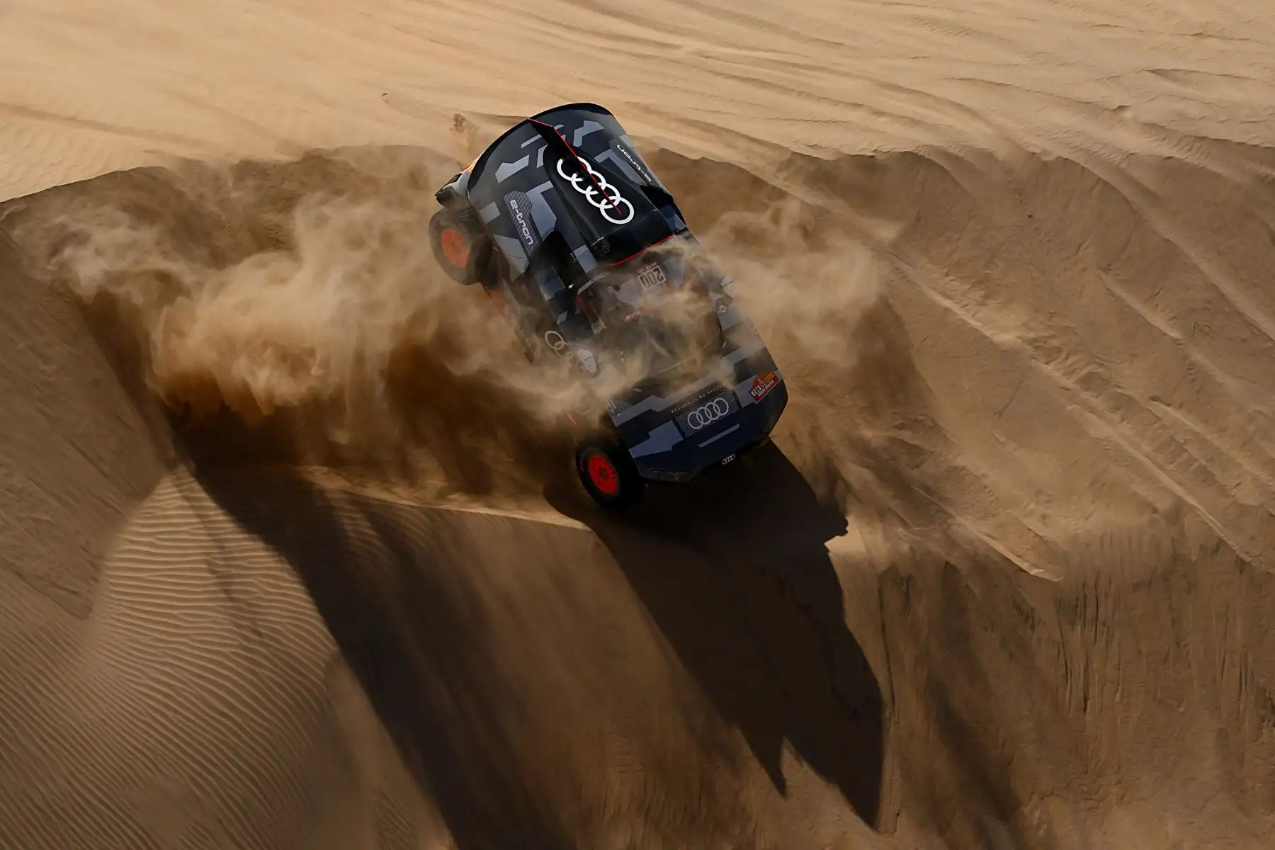 El piloto francés de Audi, Stephane Peterhansel, y su copiloto, Edouard Boulanger, compiten durante la Etapa 11 del Dakar 2022 en Bisha, Arabia Saudita. Foto: AFP