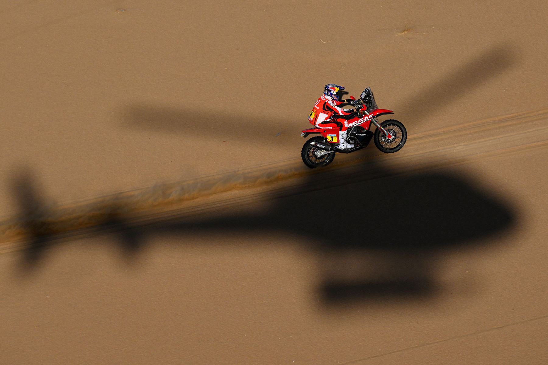 El ciclista británico Sam Sunderland conduce sus Ktm durante la Etapa 11 del Dakar 2022 en Bisha, Arabia Saudita. Foto: AFP